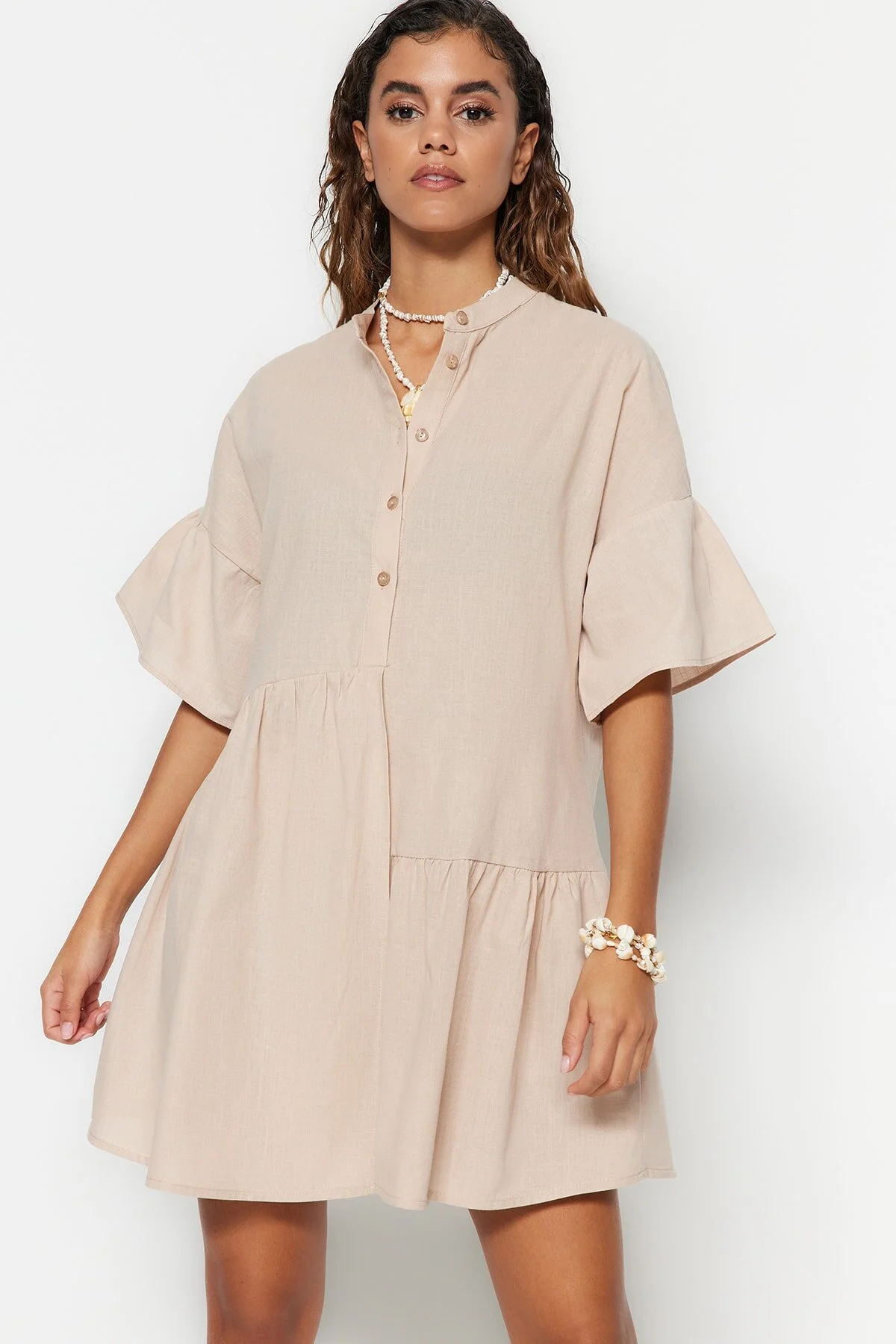 Trendyol Collection  Beiges, weit geschnittenes Mini-Strandkleid mit gewebtem Volant aus 100 % Baumwolle TBESS20EL0873