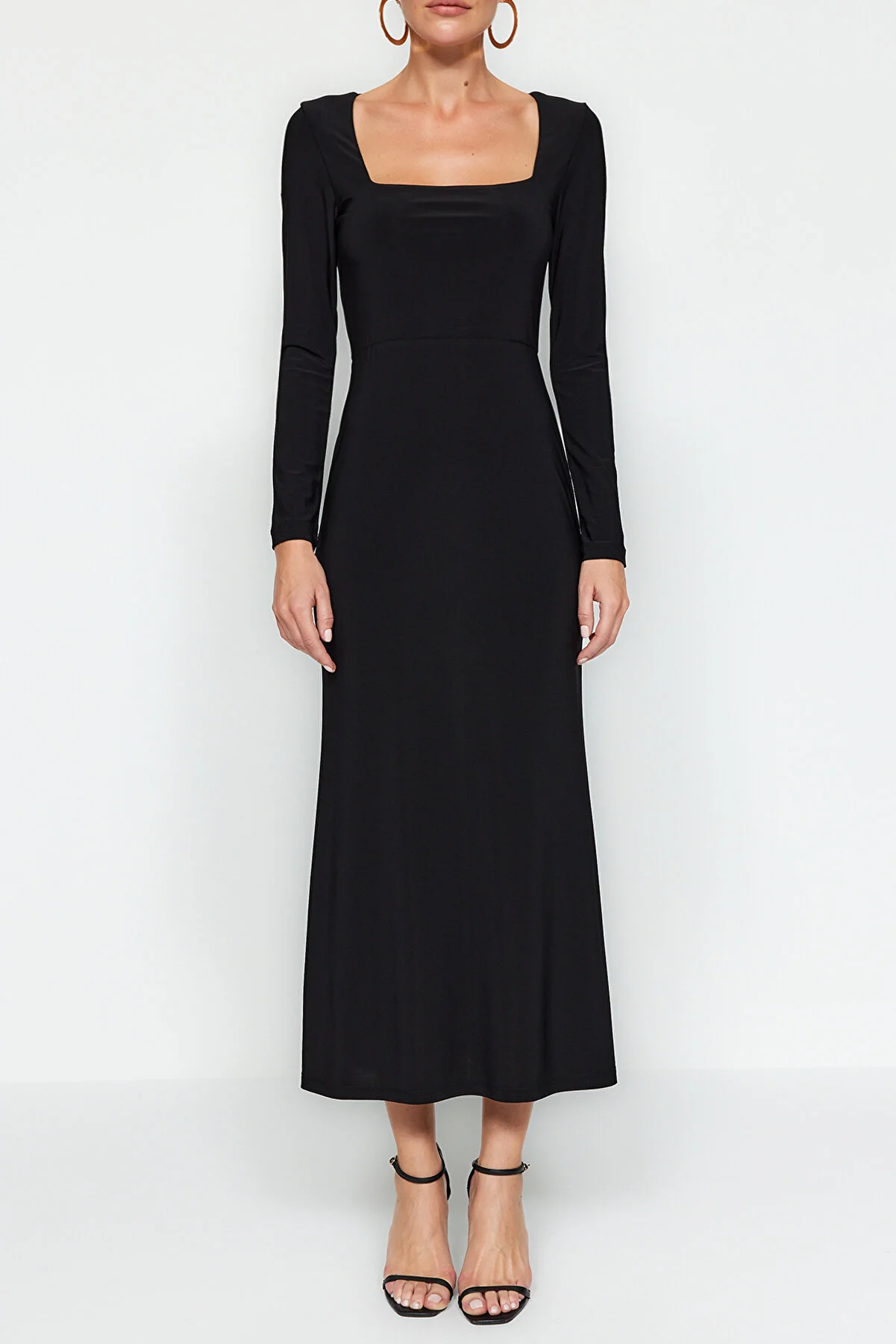 Trendyol Collection  Schwarzes, figurbetontes Maxi-Strickkleid mit Volants und quadratischem Ausschnitt TWOAW24EL00613