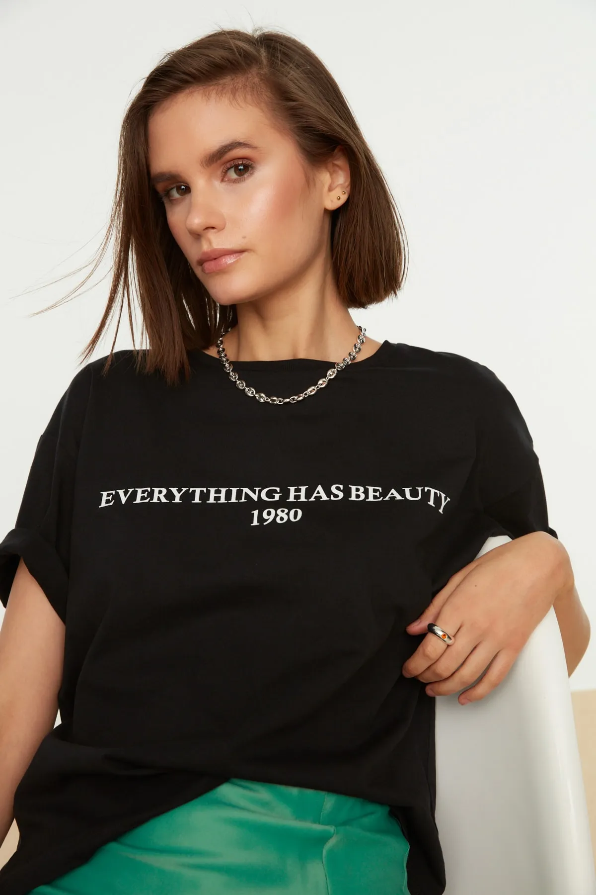 Trendyol Collection  Schwarzes, locker geschnittenes Strick-T-Shirt mit Rundhalsausschnitt aus 100 % Baumwolle mit Slogan-Aufdruck TWOSS19GH0034