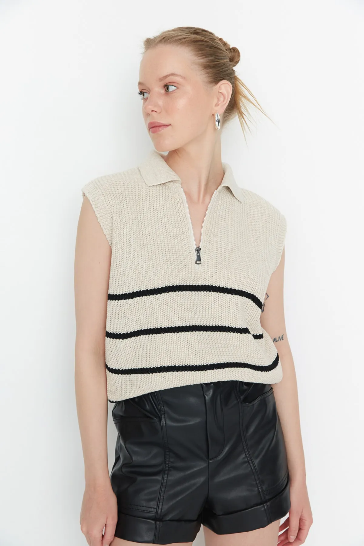 Trendyol Collection  Beigefarbener Strick-Saugnapf mit Reißverschluss und Streifen TWOAW23SV0007