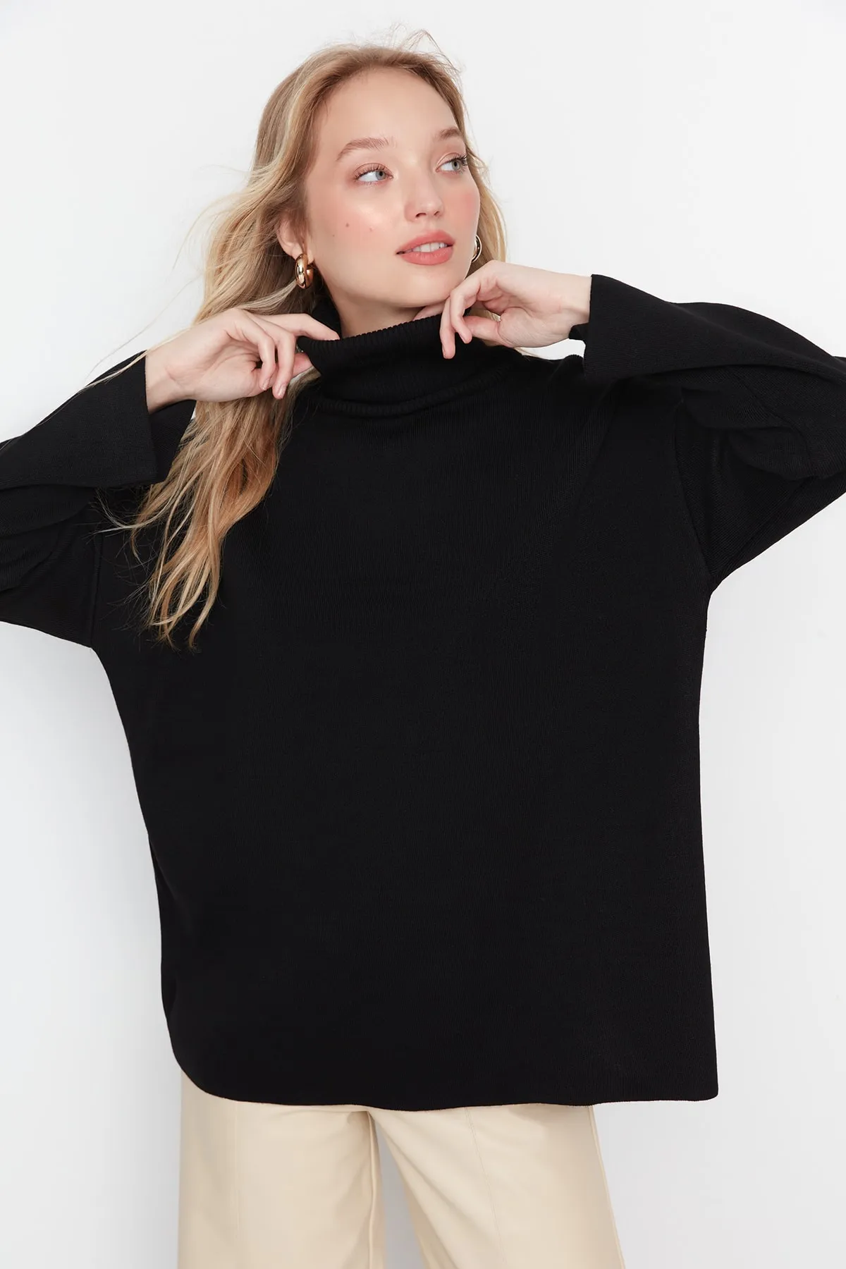 Trendyol Collection  Schwarzer Basic-Strickpullover mit weiter Passform TWOAW23KZ00206
