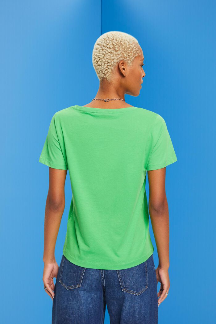T-Shirt mit V-Ausschnitt und floraler Stickerei