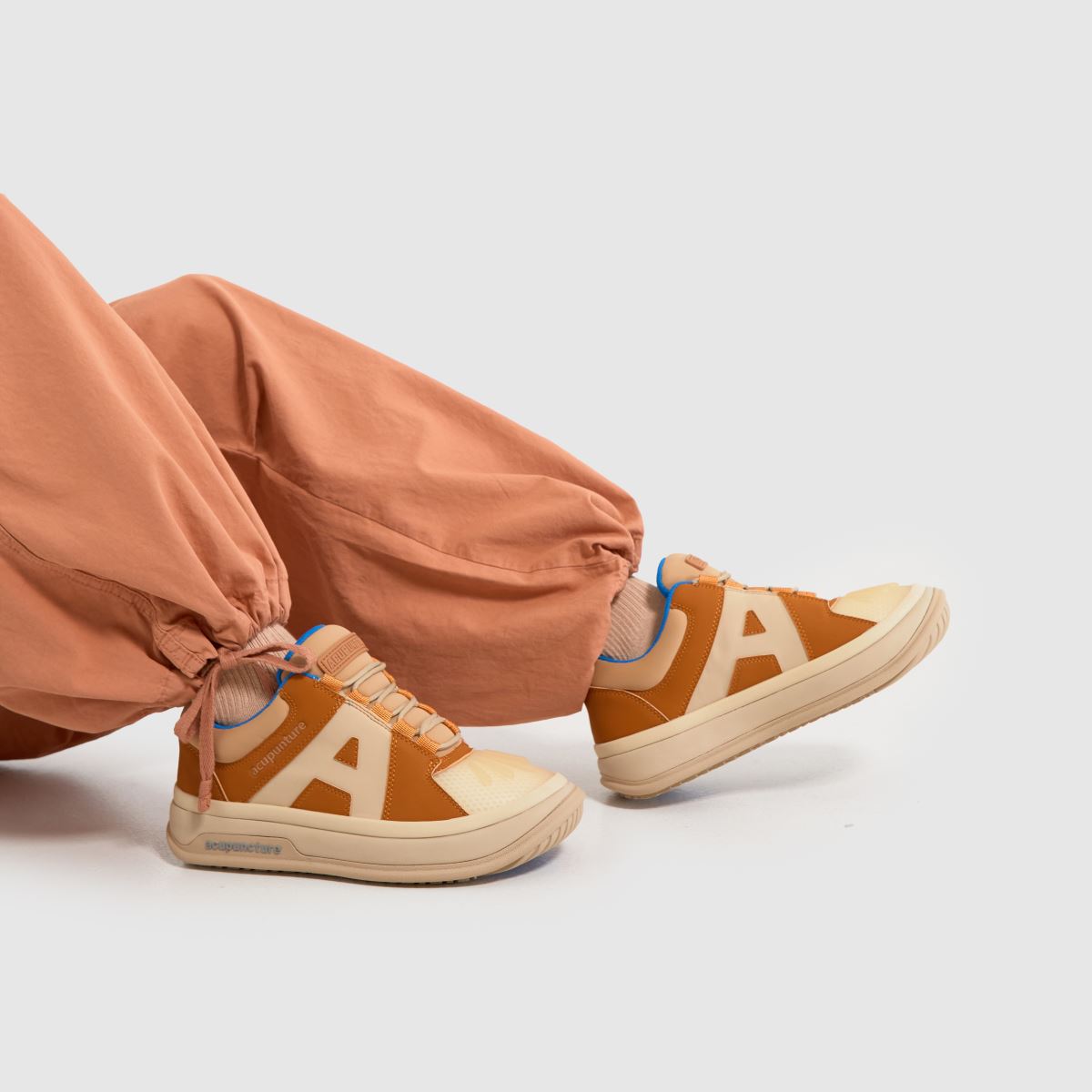 AKUPUNKTUR – Mr Blunder – Vita och orangea träningsskor