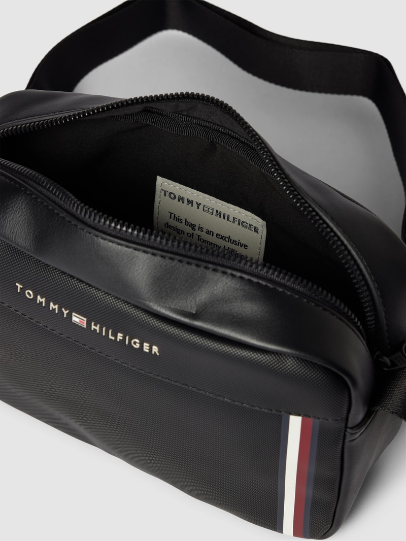 Umhängetasche mit Label-Print Modell 'PIQUE' in schwarz
