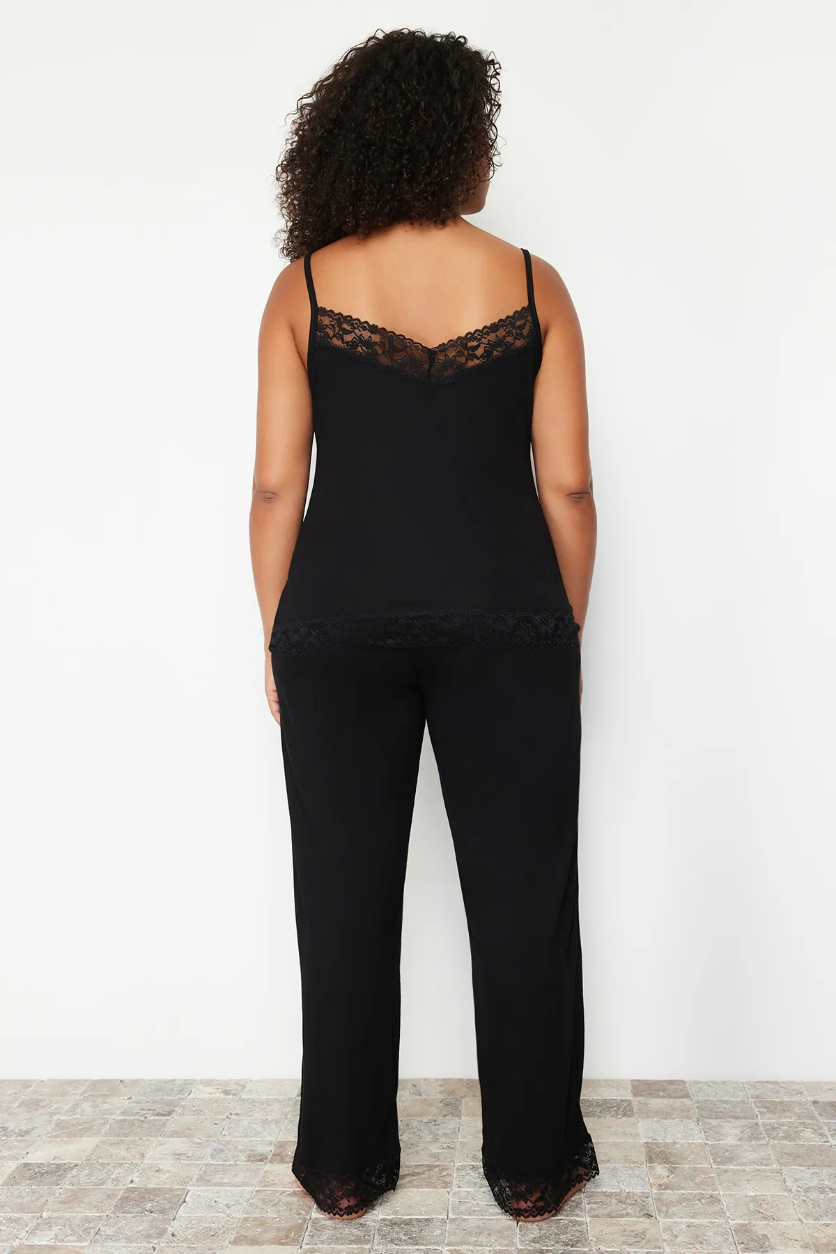Trendyol Curve  Schwarzes, detailliertes Strickpyjama-Set mit Spitze TBSSS24AI00000