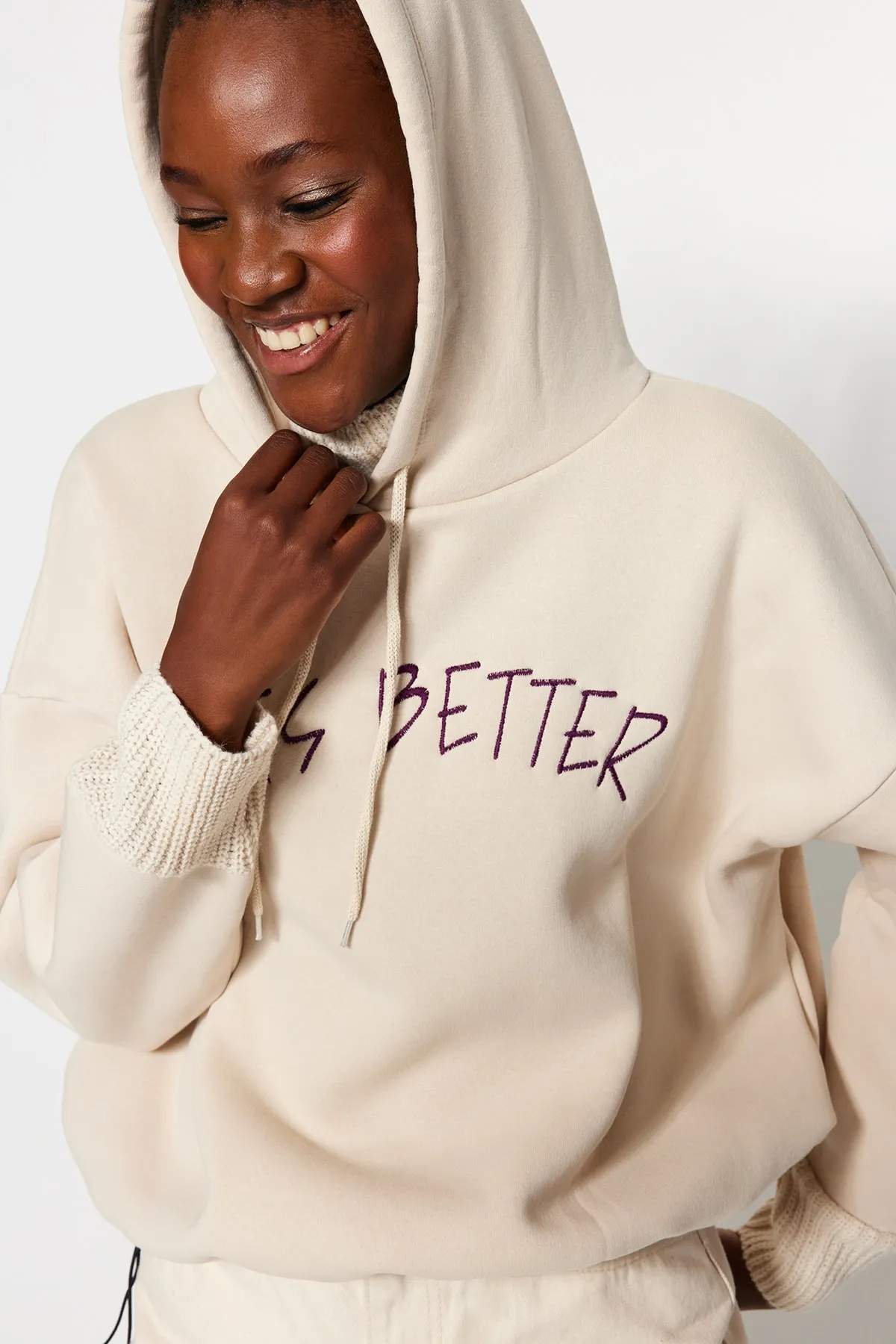 Trendyol Collection  Stone Dickes Fleece Innenstrickband Detailliertes Strick-Sweatshirt mit Kapuze TWOAW22SW1806
