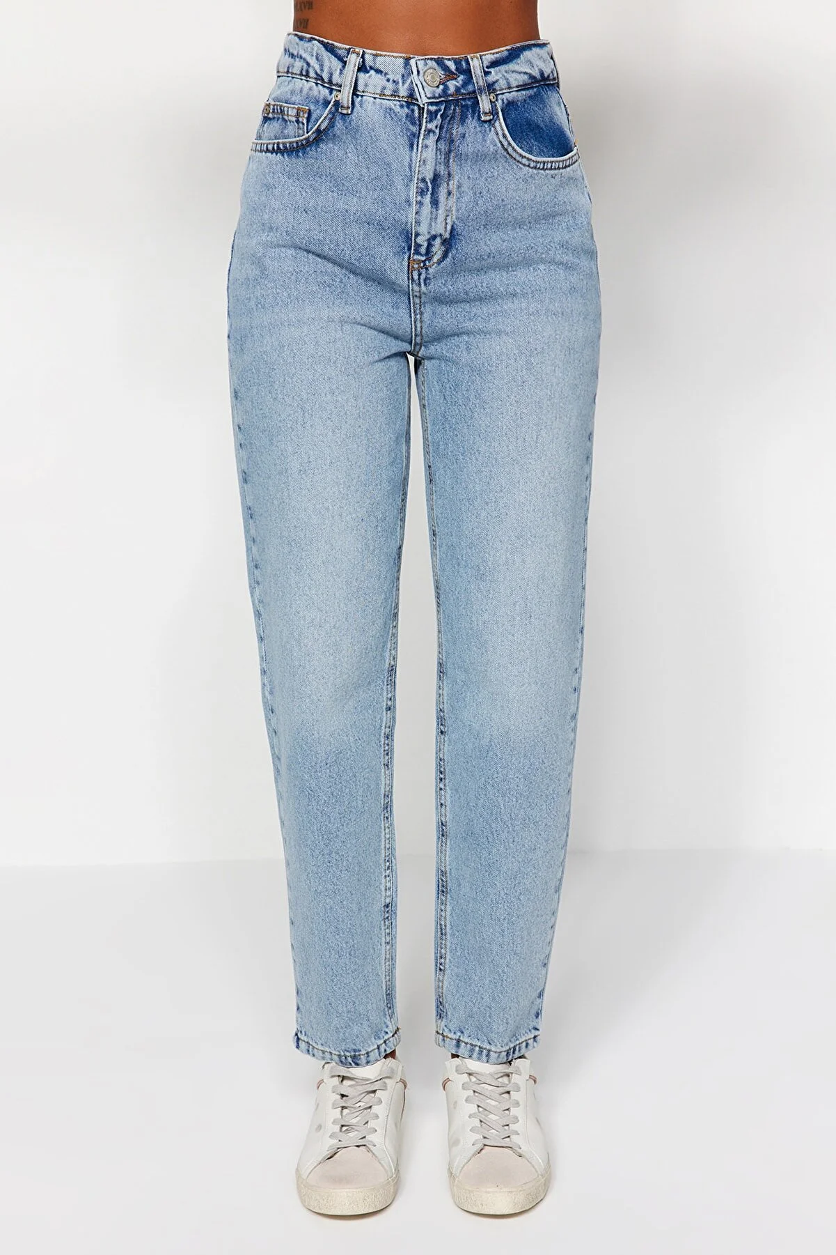 Trendyol Collection  Hellblaue Mom-Jeans mit hoher Taille TWOAW24JE00076