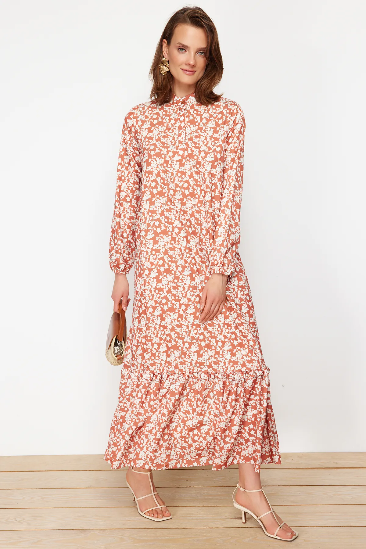 Trendyol Modest  Gewebtes Kleid mit Kachel-Blumendruck, halber Knopfleiste am Saum und Rüschenbesatz, gefüttert TCTSS21EL3353