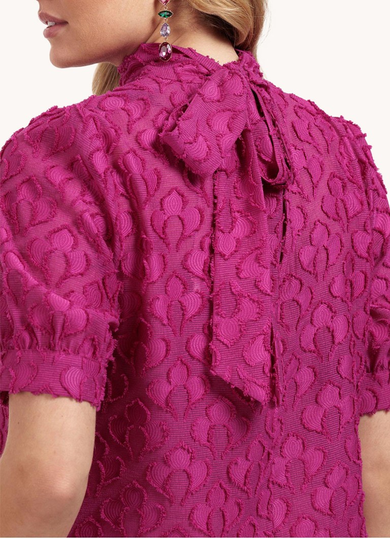 Top Alia de la Studio Anneloes, cu imprimeu jacquard și fundă la decolteu.