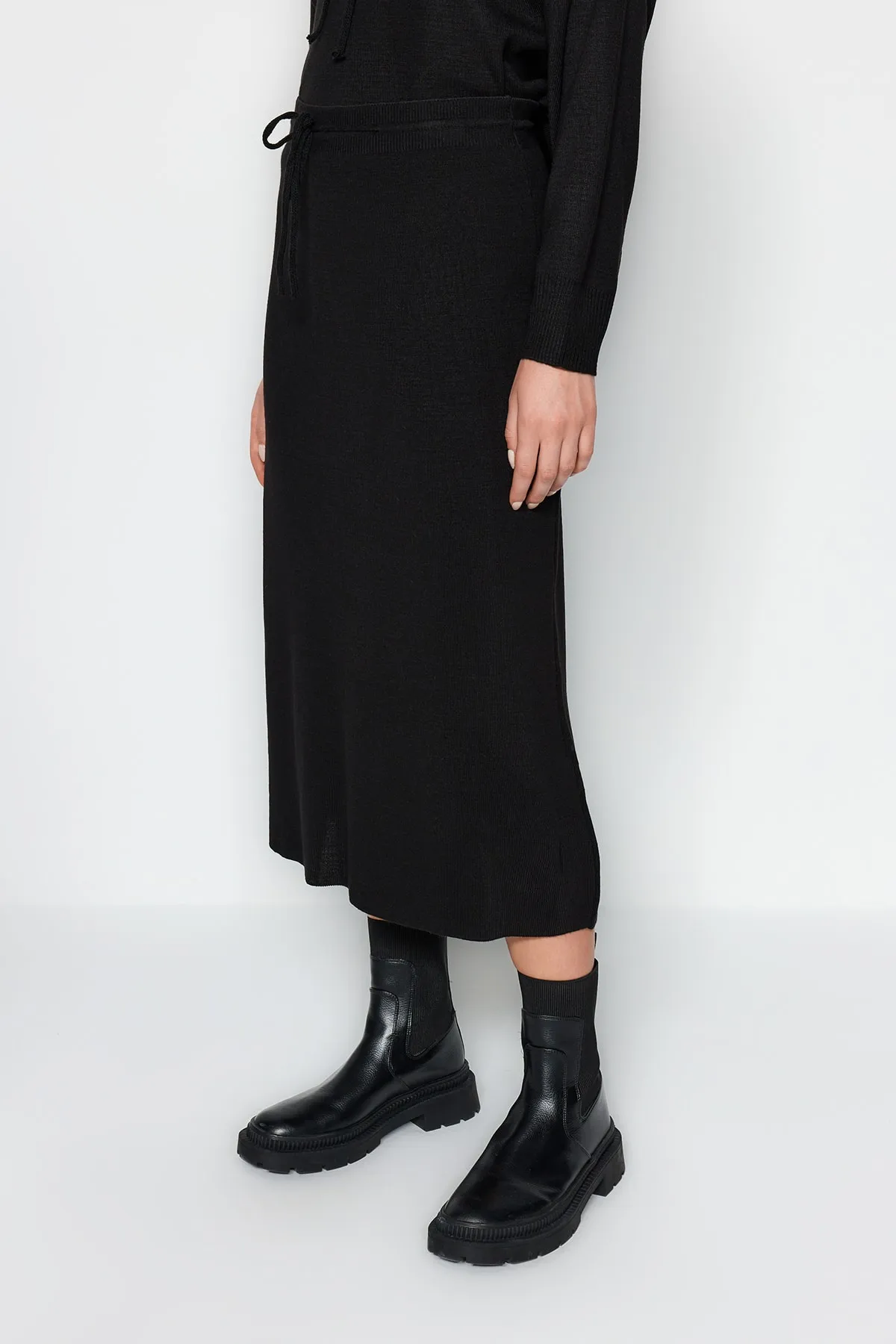 Trendyol Collection  Schwarzes Basic-Set aus Strickoberteil und -unterteil mit Kapuzenrock TWOAW24AU00091