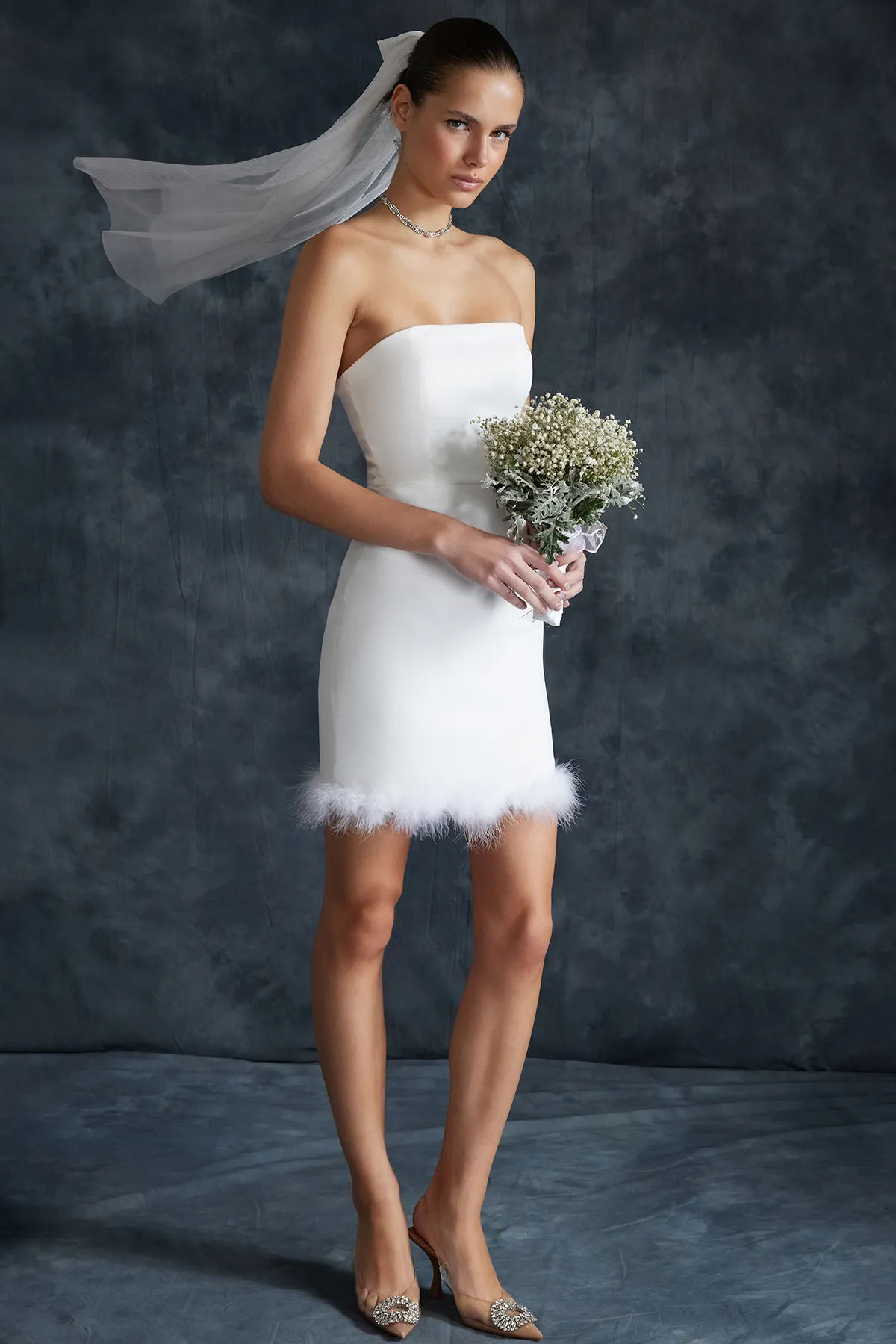 Trendyol Collection  Weißes, körperbetontes, gewebtes Hochzeits-/Hochzeits-Abendkleid in Weiß TPRSS24EL00115