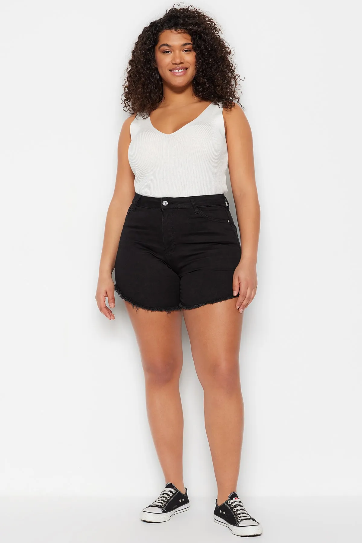 Trendyol Curve  Schwarze, flexible Skinny-Jeansshorts mit Quasten und Bermuda TBBSS23CJ00016