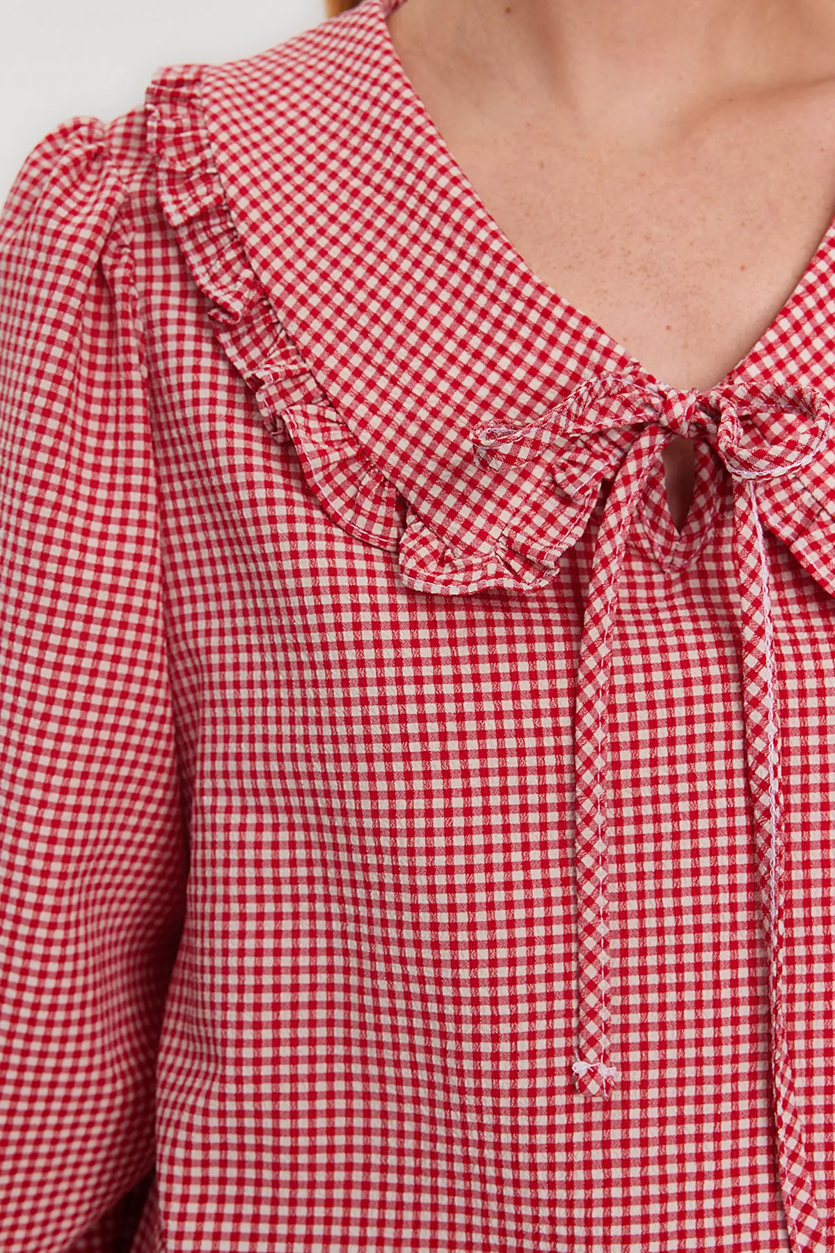 Trendyol Collection  Karierte, gewebte Bluse mit rotem Kragen und detailliertem Kragen TWOAW22BZ0097
