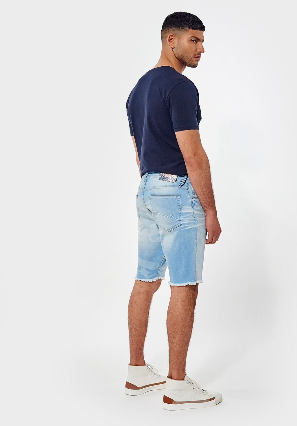 VITO  Bermuda en jean straight bleu délavé effrangé Homme