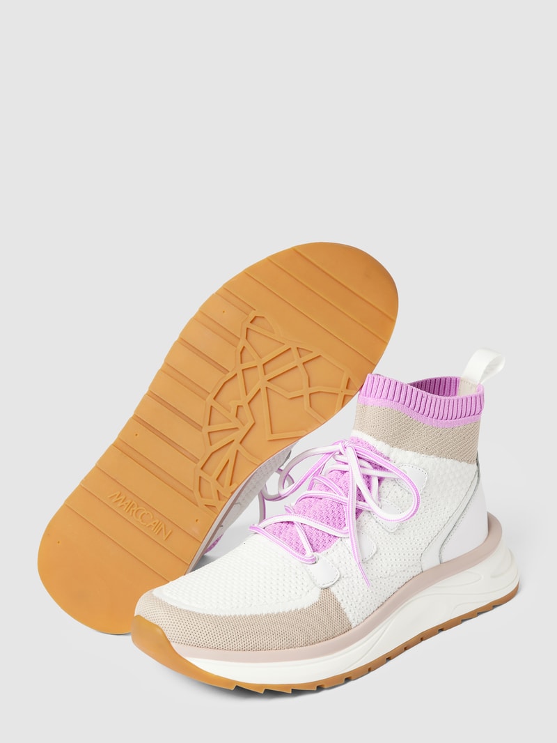 Sneaker mit Label-Detail in lavendel