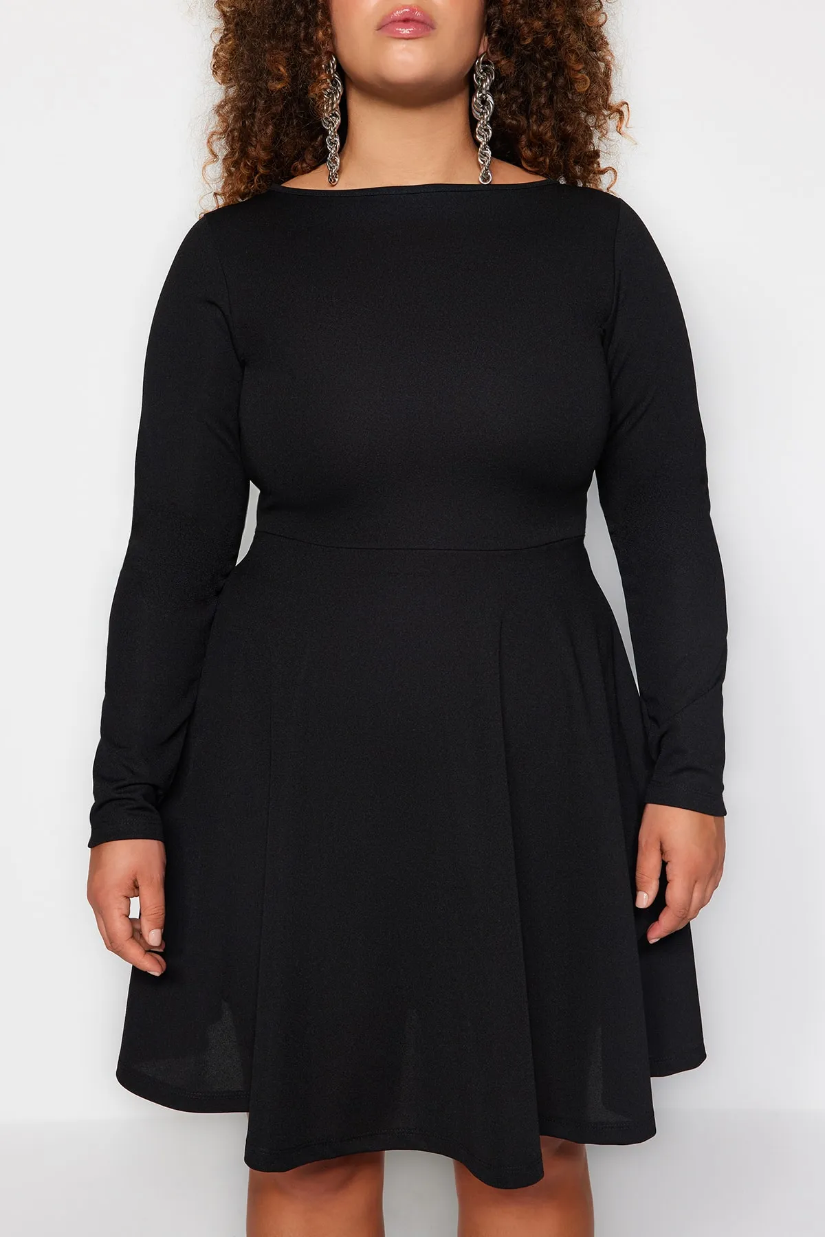 Trendyol Curve  Schwarz-lila Mini-Strickkleid mit Taillenöffnung TBBAW24AH00061