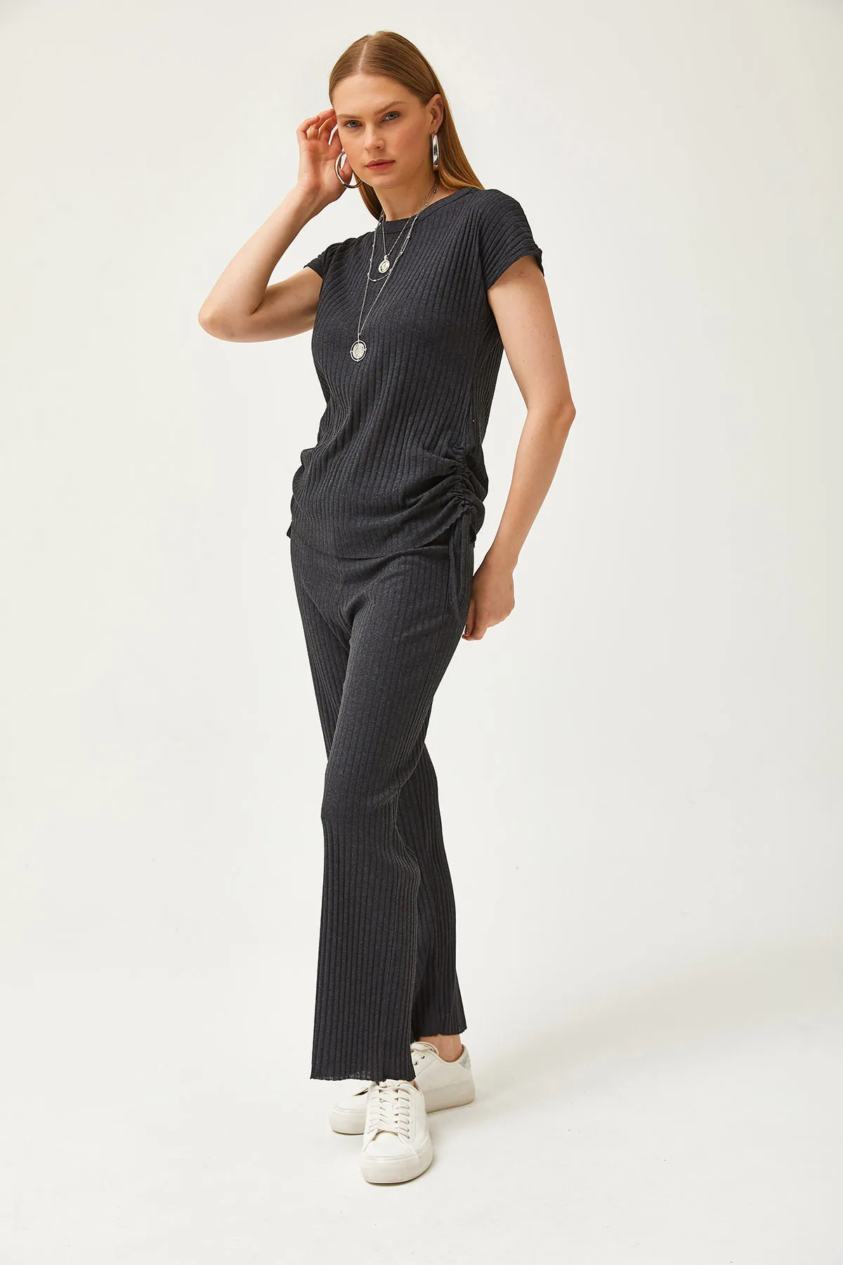 Olalook  Anthrazitfarbenes Damen-Set mit seitlich geraffter Bluse und Palazzo-Hose TKM-19000196