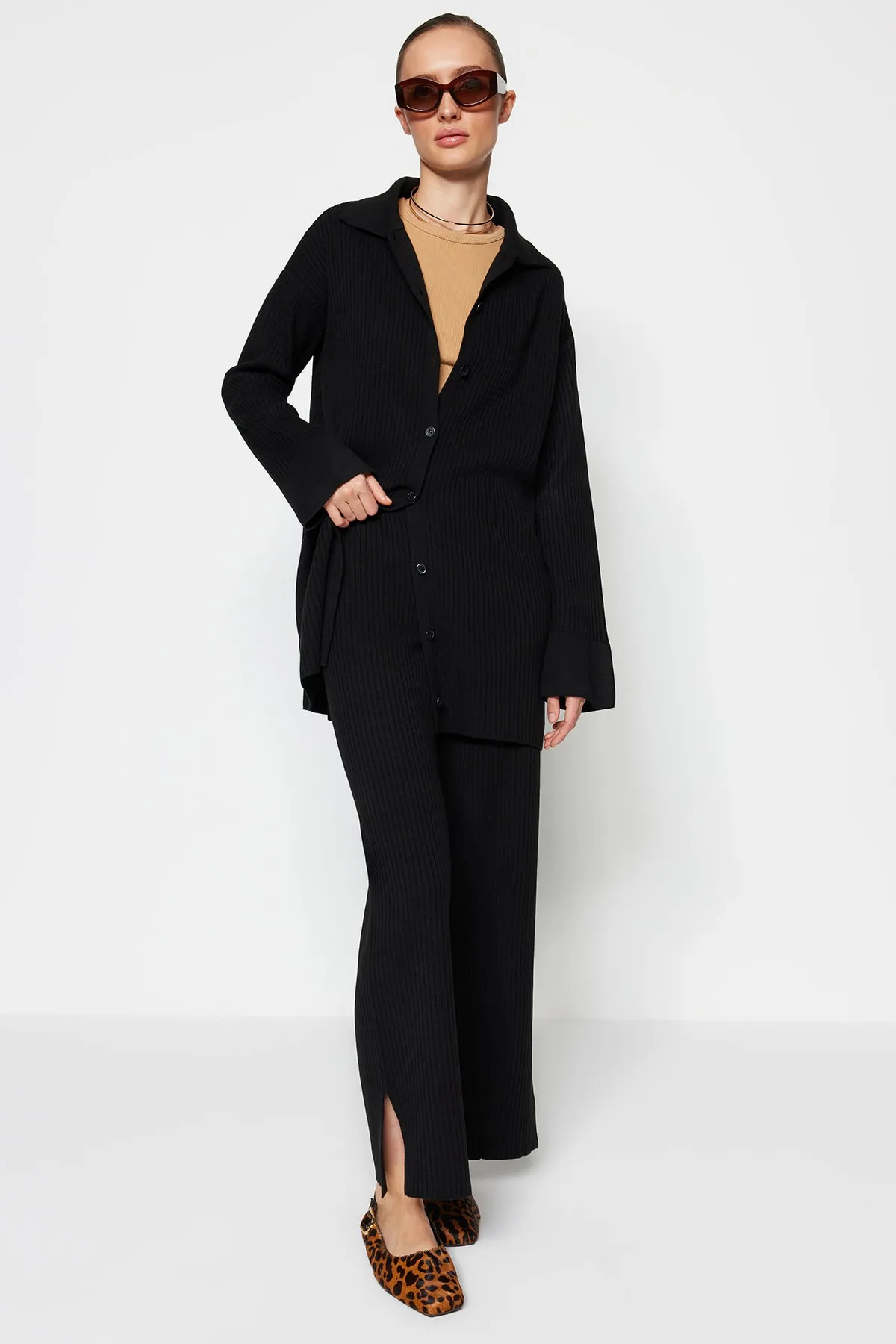 Trendyol Modest  Schwarzes Strickset mit Cardigan und Hose mit Schlitzdetail TCTAW23US00028