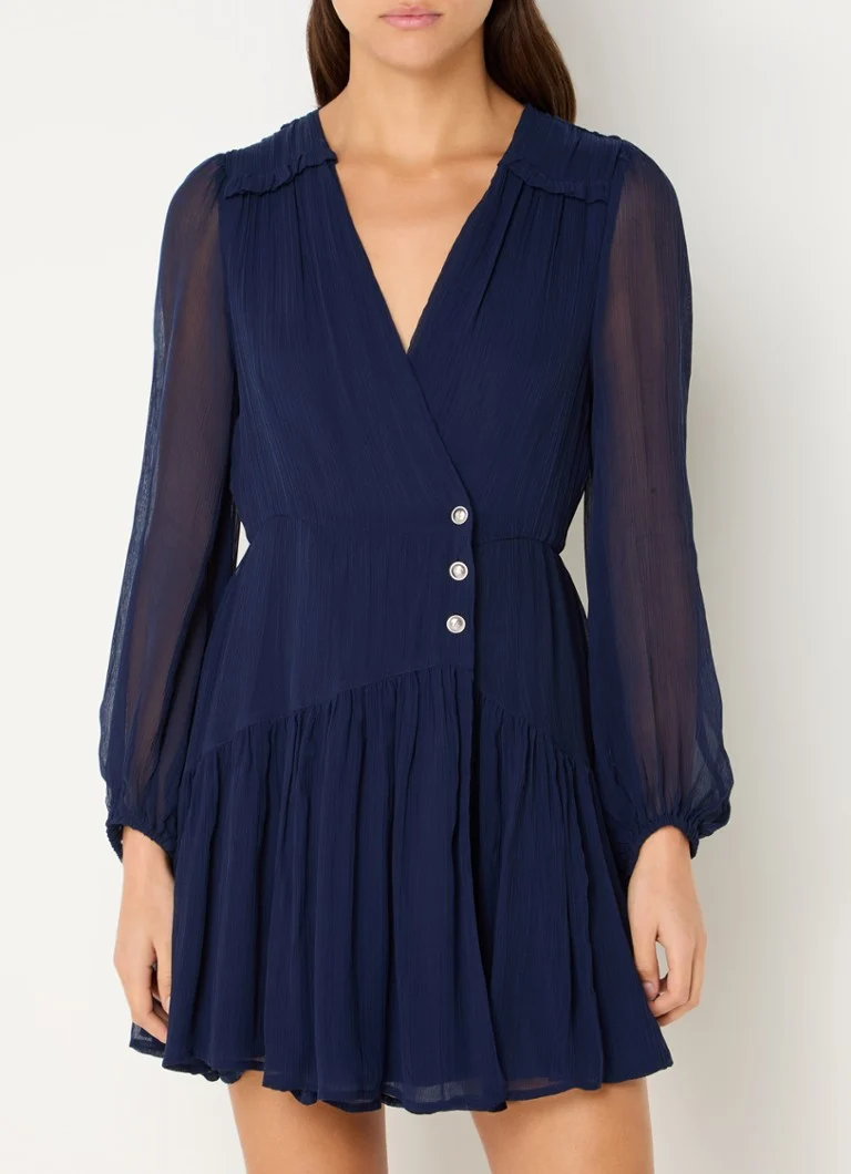 Maje, o rochie-tunic scurtă, semitransparentă, cu mâneci bufante.