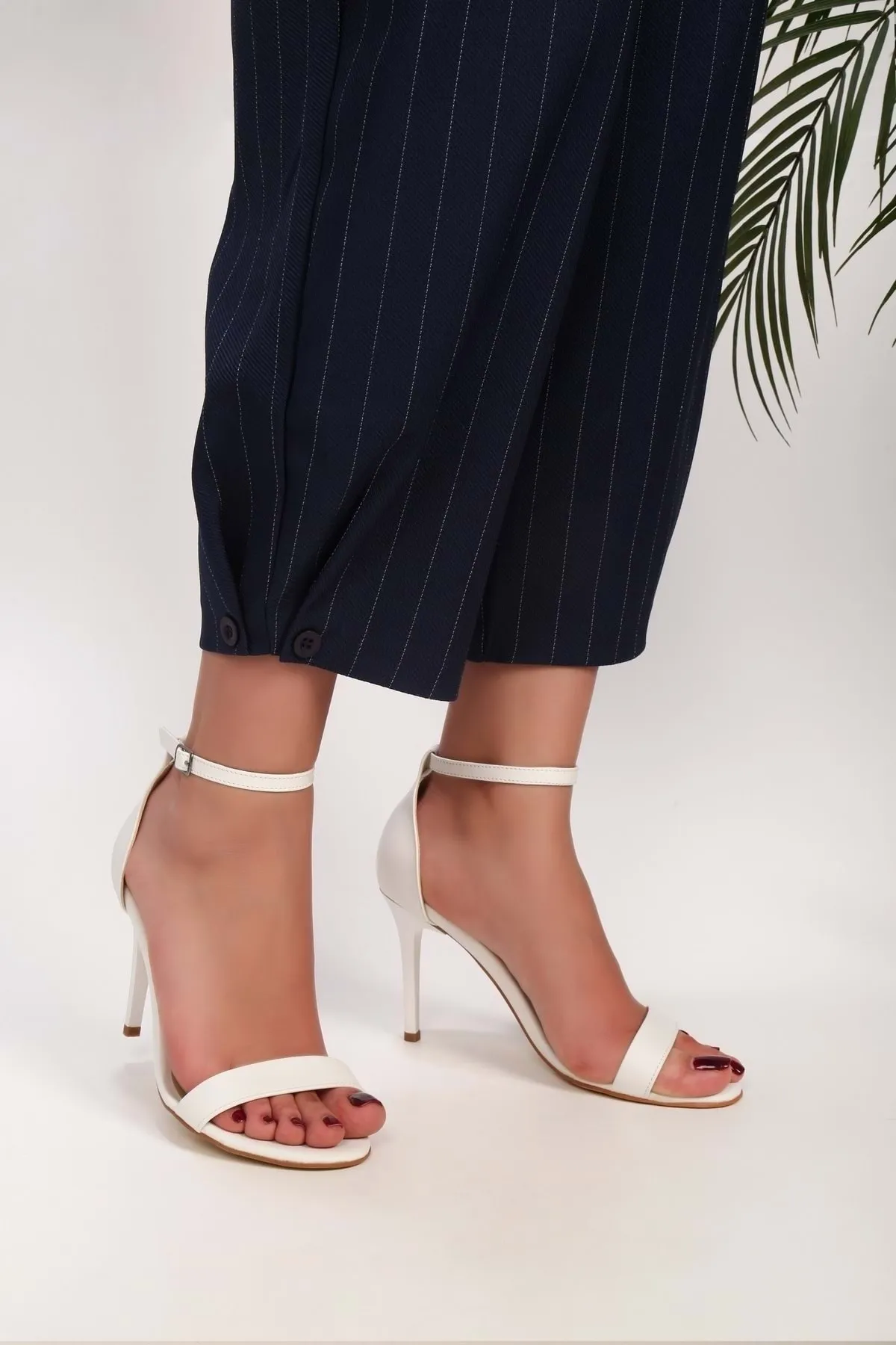 Shoeberry  Puirn White Skin Damenschuhe mit einzelnem Riemen und Absatz