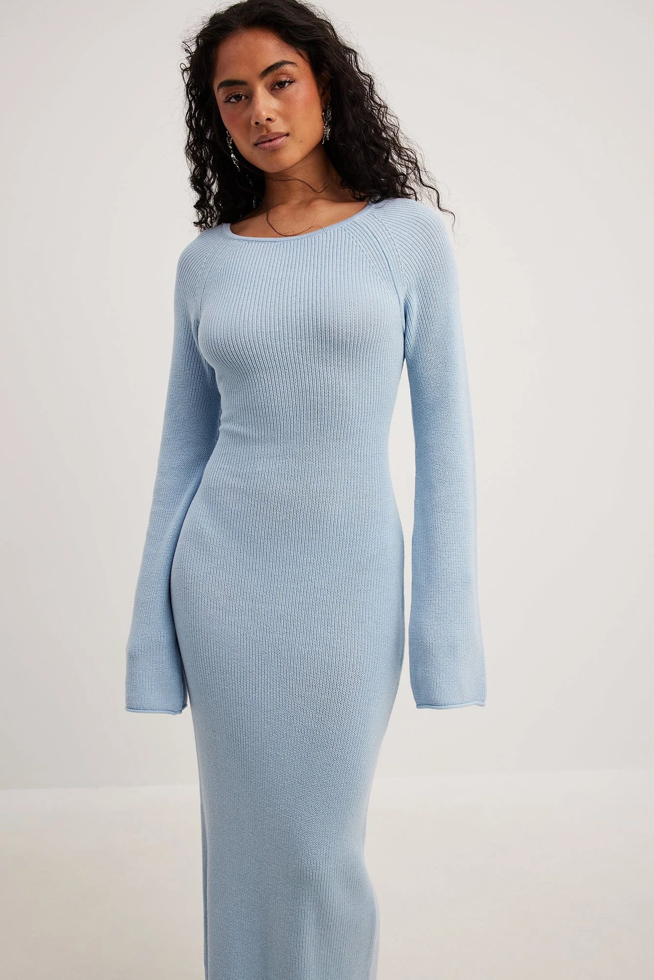 Kleid mit offenem gekreuztem Rücken