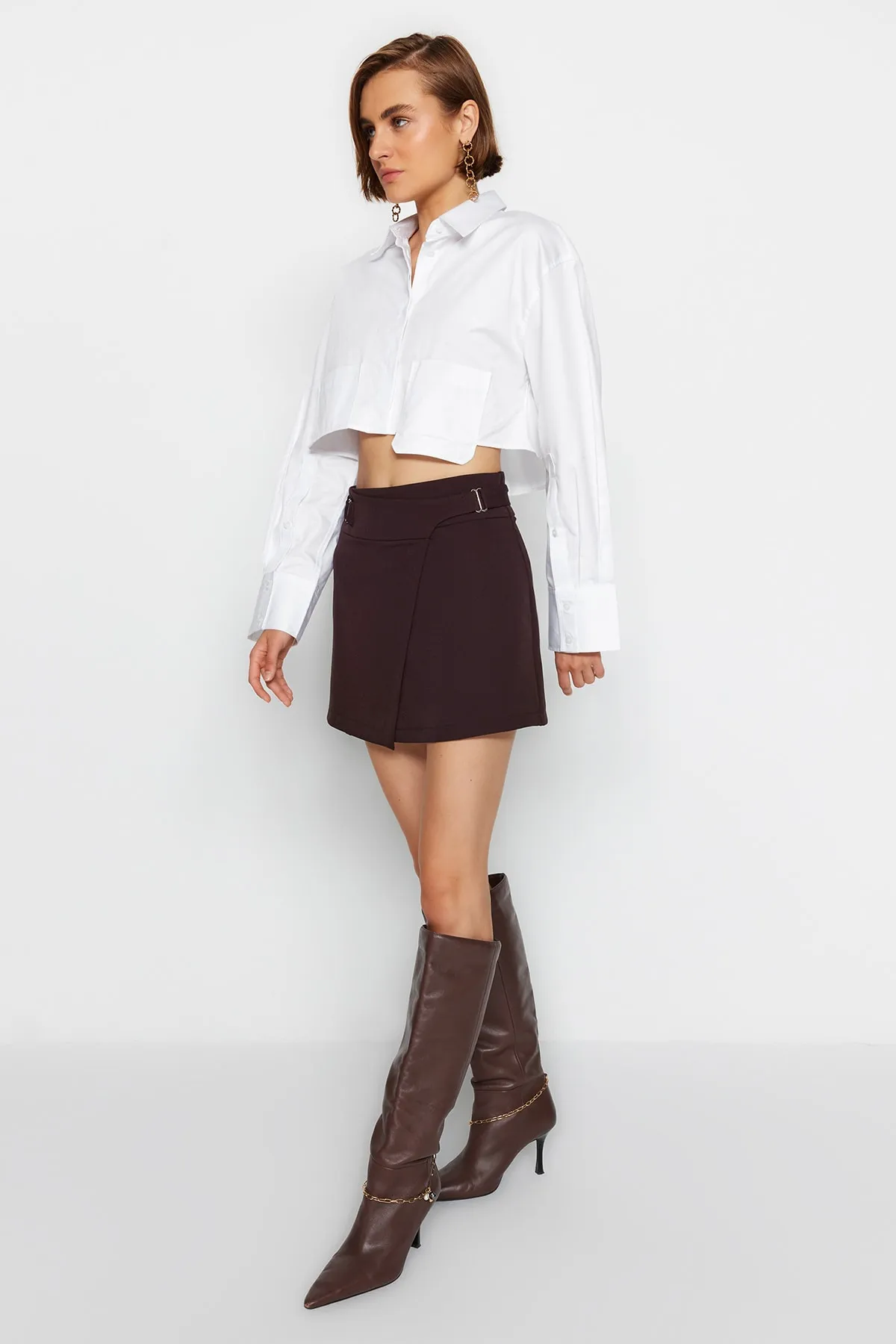 Trendyol Collection  Dunkelbrauner gewebter Minirock mit hoher Taille und Gürtel TWOAW24ET00177