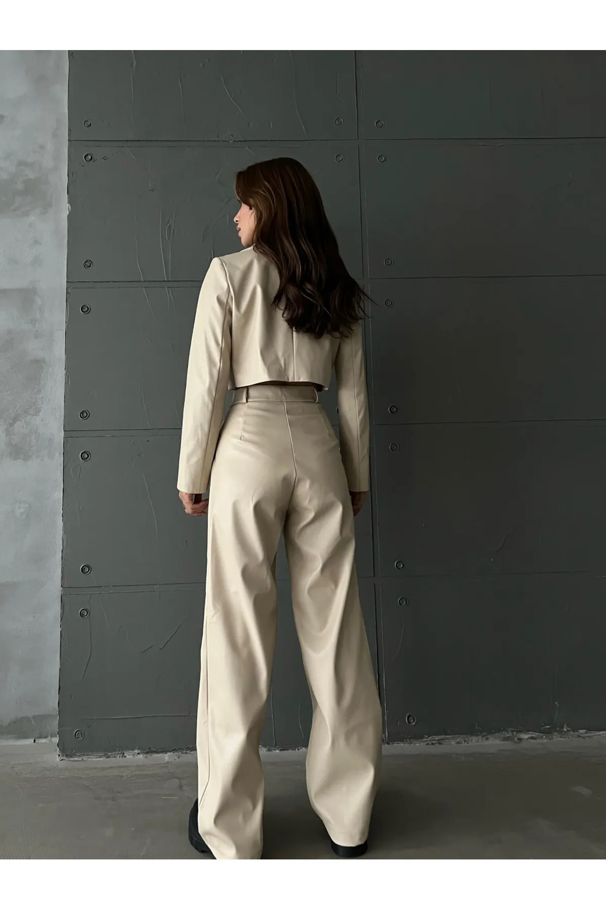 Laluvia  Cremefarbenes, kurz geschnittenes Leder-Blazer-, Jacken- und Hose-Set mit einem Knopf