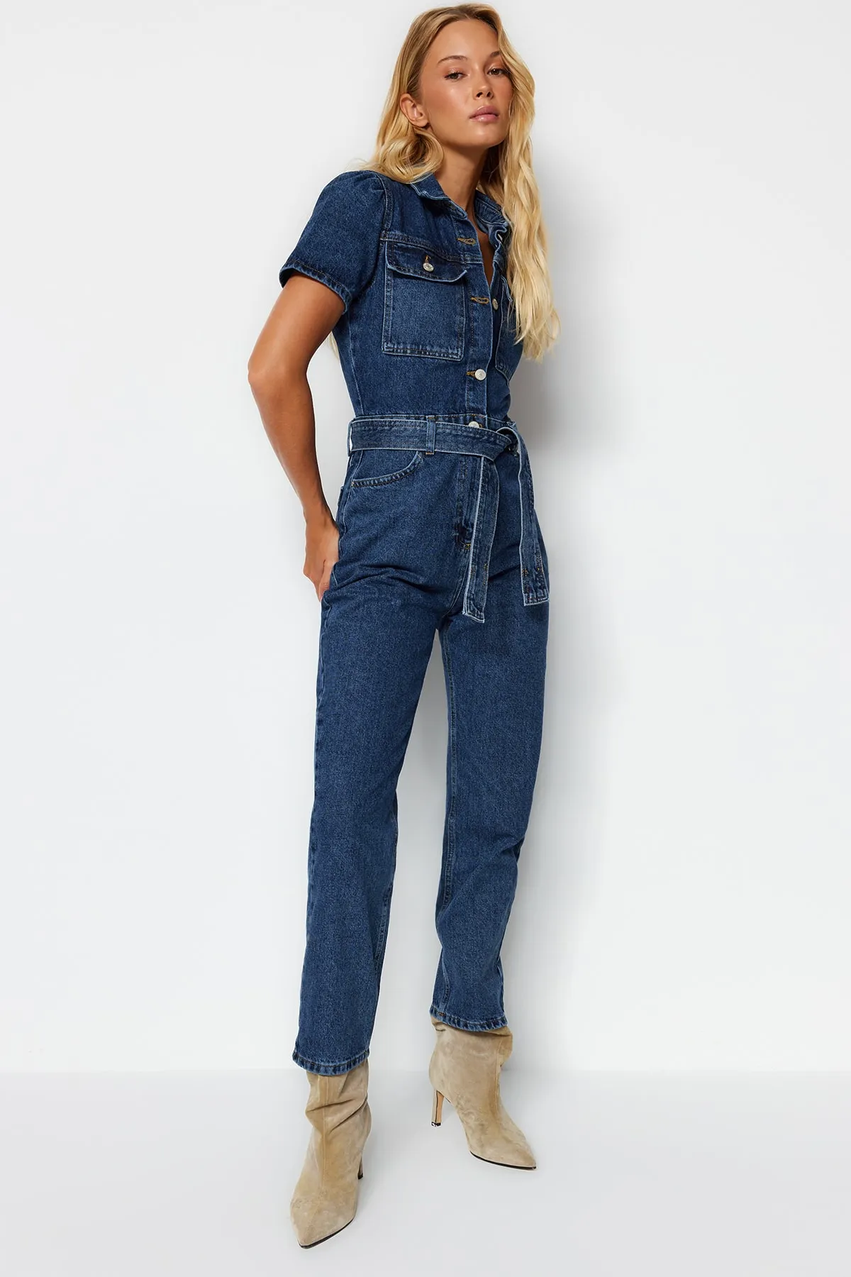 Trendyol Collection  Blauer Jeans-Jumpsuit mit Gürtel TWOSS20TU0156