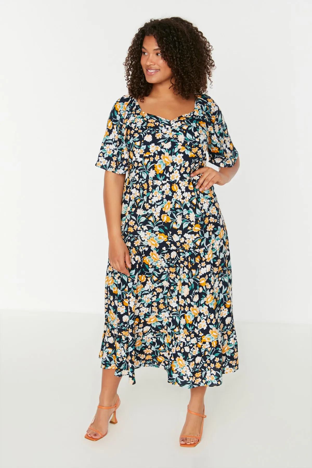 Trendyol Curve  Marineblaues Kleid mit floralem Muster und gewebten Rüschendetails TBBSS22EL1600