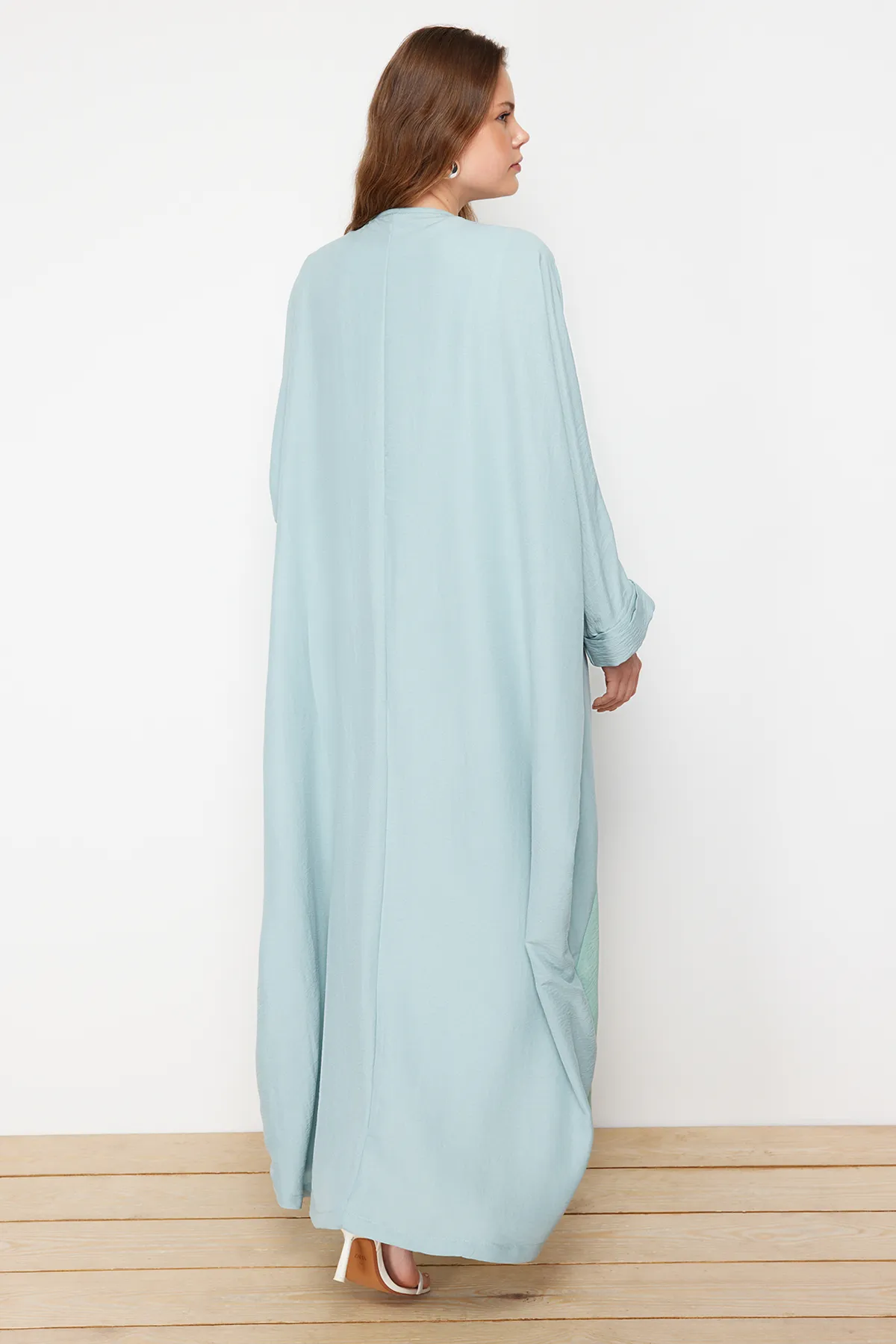 Trendyol Modest  Khakifarbene, lange gewebte Kappe mit Farbblock und Gürtel & Ferace TCTSS24KF00002