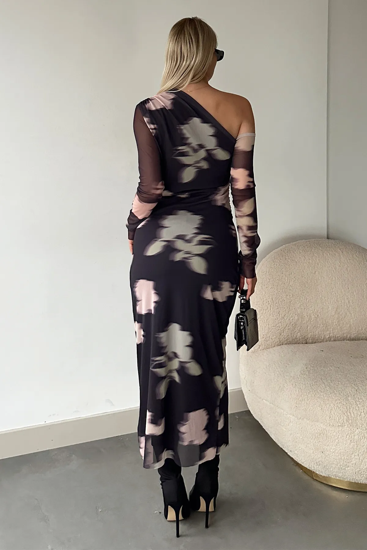 Trend Alaçatı Stili  Anthrazitfarbenes, tief ausgeschnittenes Webkleid mit asymmetrischem Kragen und Batikmuster für Damen ALC-X11264