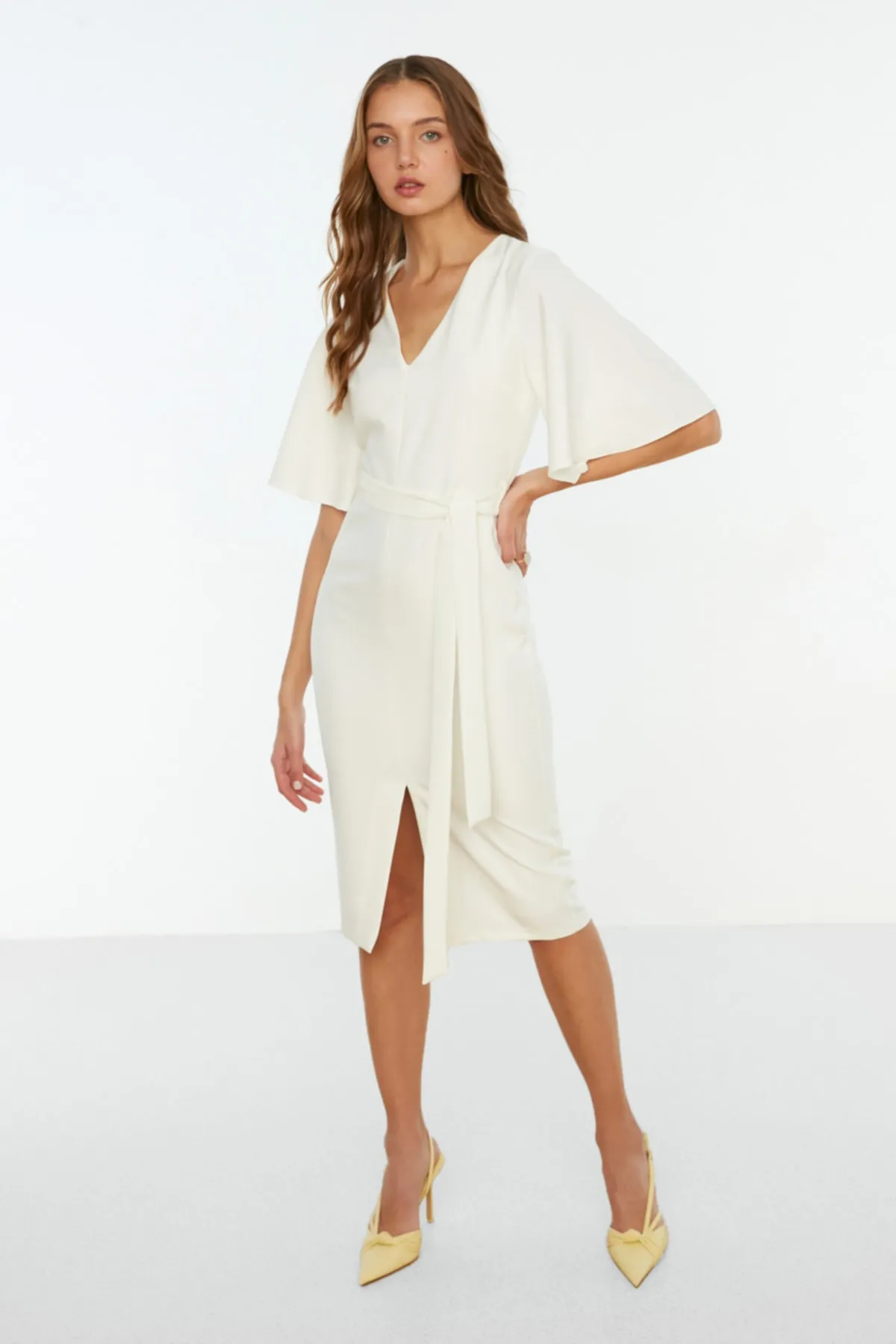 Trendyol Collection  Ecrufarbenes, gewebtes Kleid mit Gürtel TOFAW19BB0167