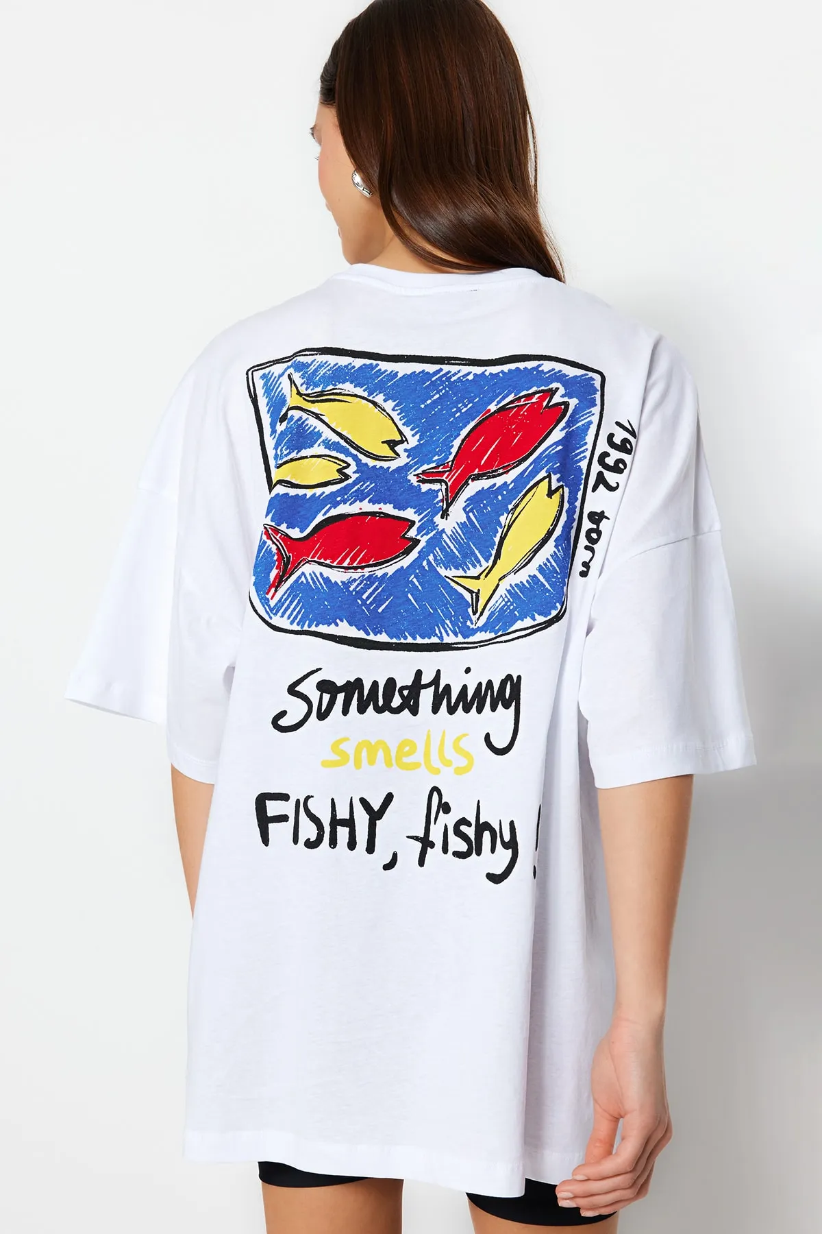 Trendyol Collection  Weißes, bedrucktes, übergroßes/weites Strick-T-Shirt mit Rundhalsausschnitt aus 100 % Baumwolle TWOSS23TS00329
