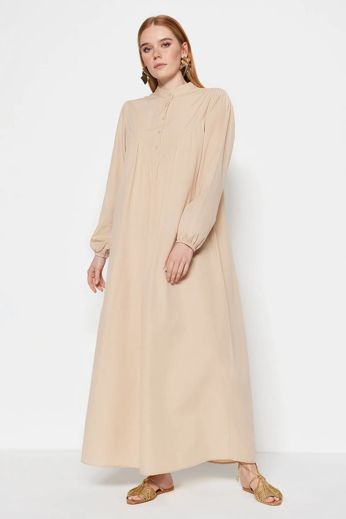 Trendyol Modest  Beiges, gefüttertes, gewebtes Kleid aus Baumwolle mit Ballonärmeln, halber Knopfleiste und weiter Passform TCTSS23EB00371
