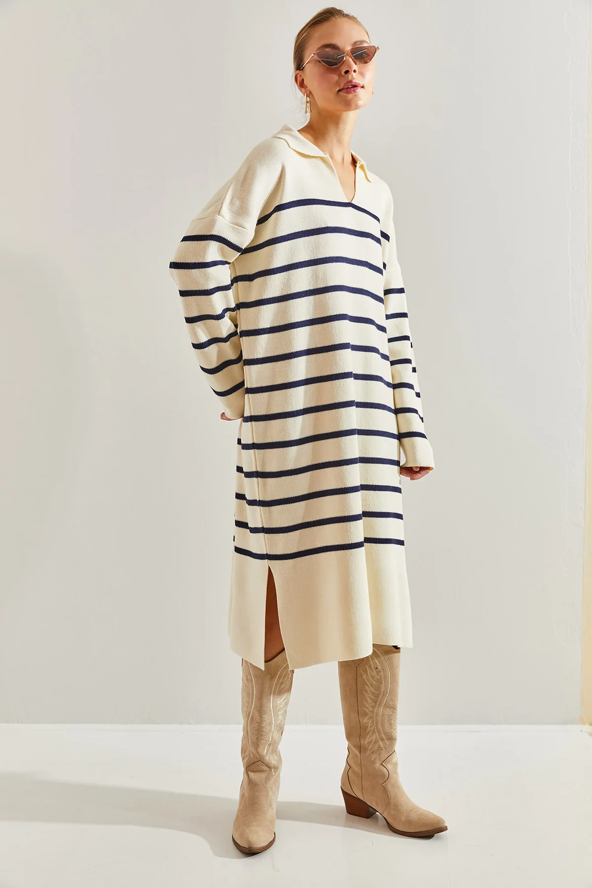 Bianco Lucci  Gestreiftes Strickkleid für Damen mit V-Ausschnitt und seitlichem Schlitz