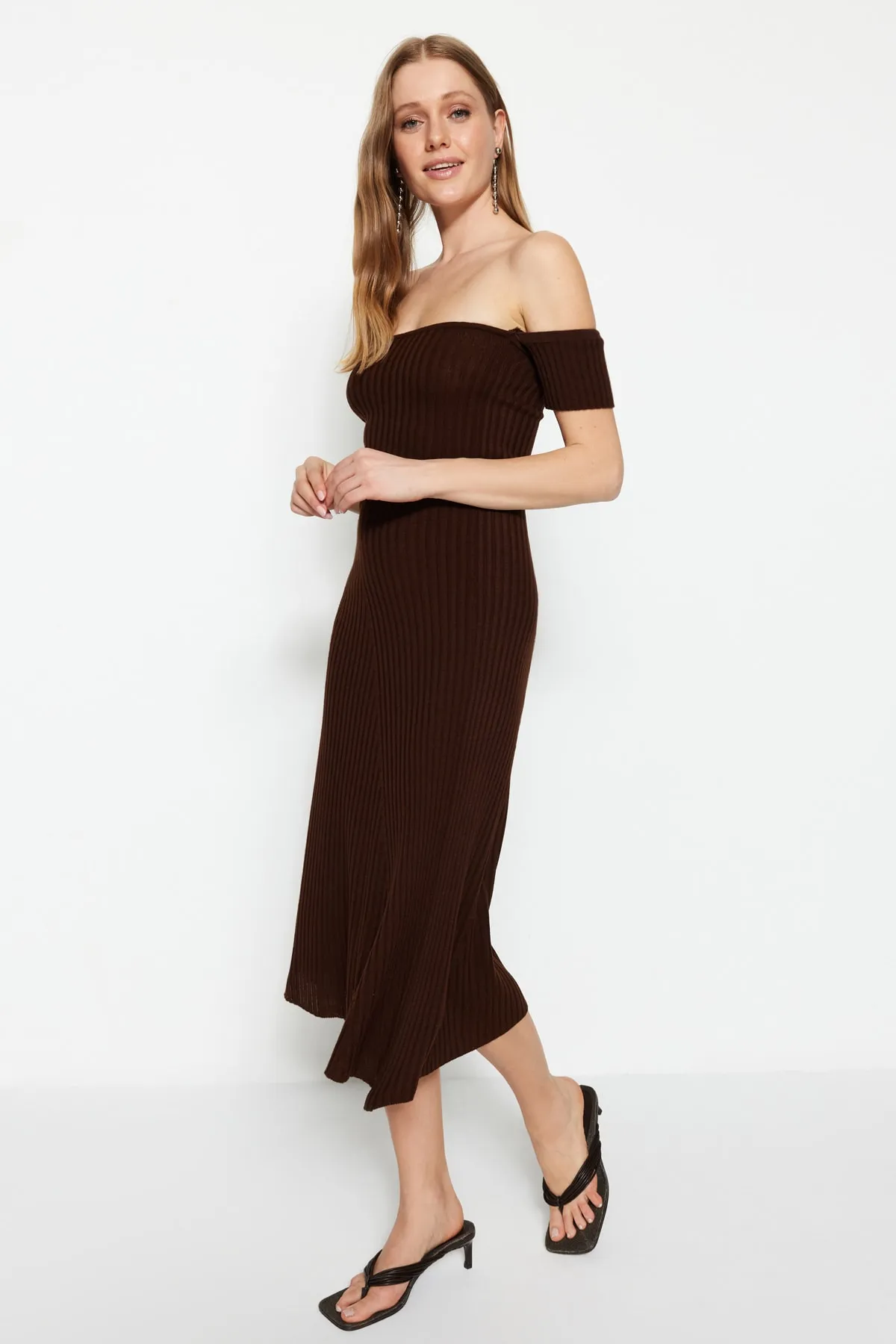 Trendyol Collection  Braunes Midi-Strickkleid mit Carmenkragen TWOSS22EL2388