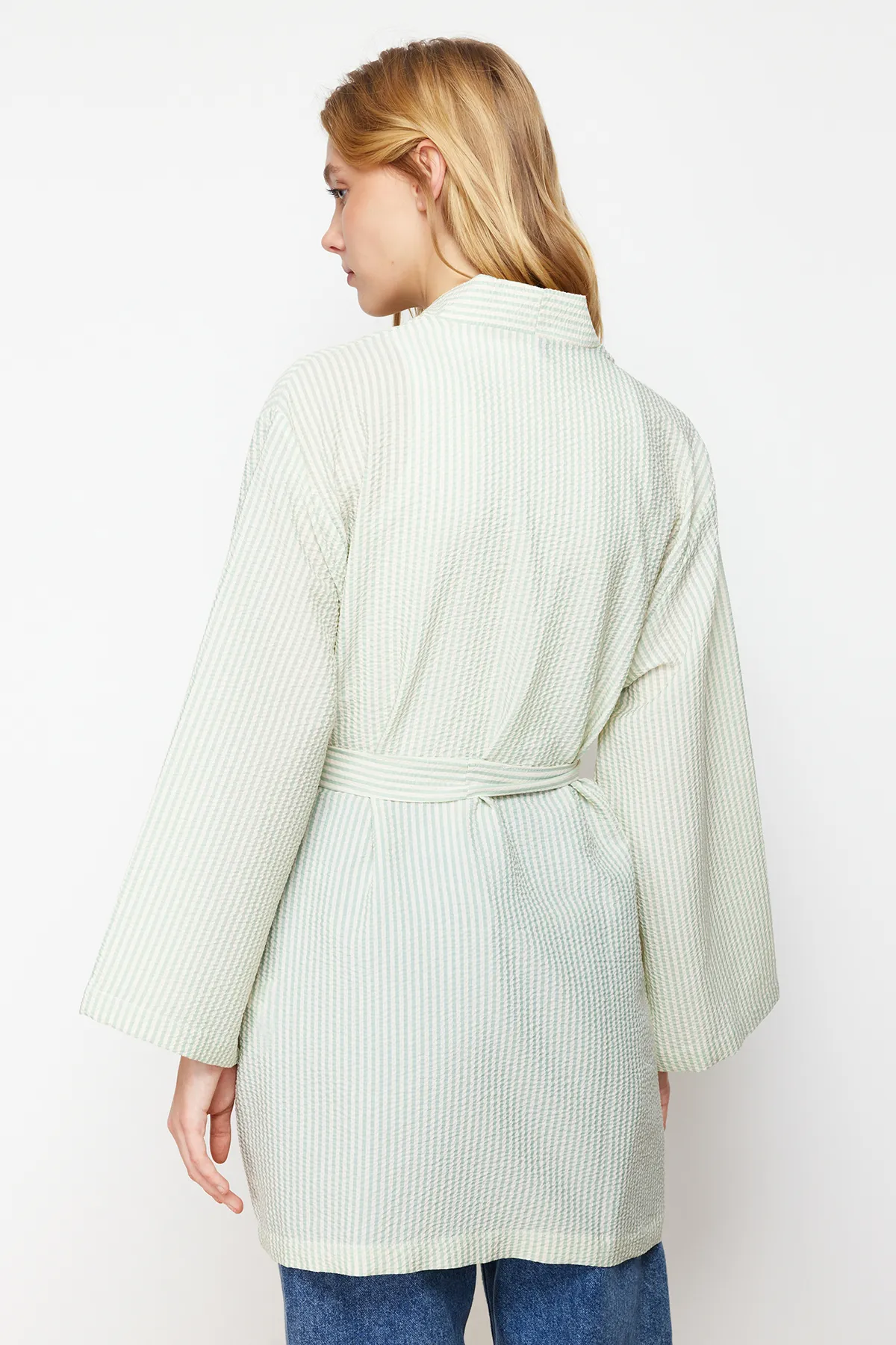 Trendyol Modest  Mintfarbener, gewebter, gestreifter Seersucker-Kimono und -Kaftan mit Gürtel TCTSS23KK00001