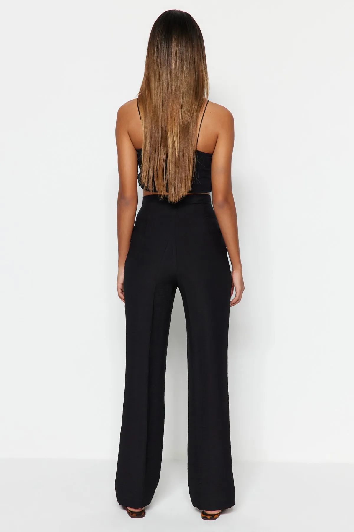 Trendyol Collection  Schwarze, gerade geschnittene, gewebte Hose mit hoher Taille TWOSS23PL00067