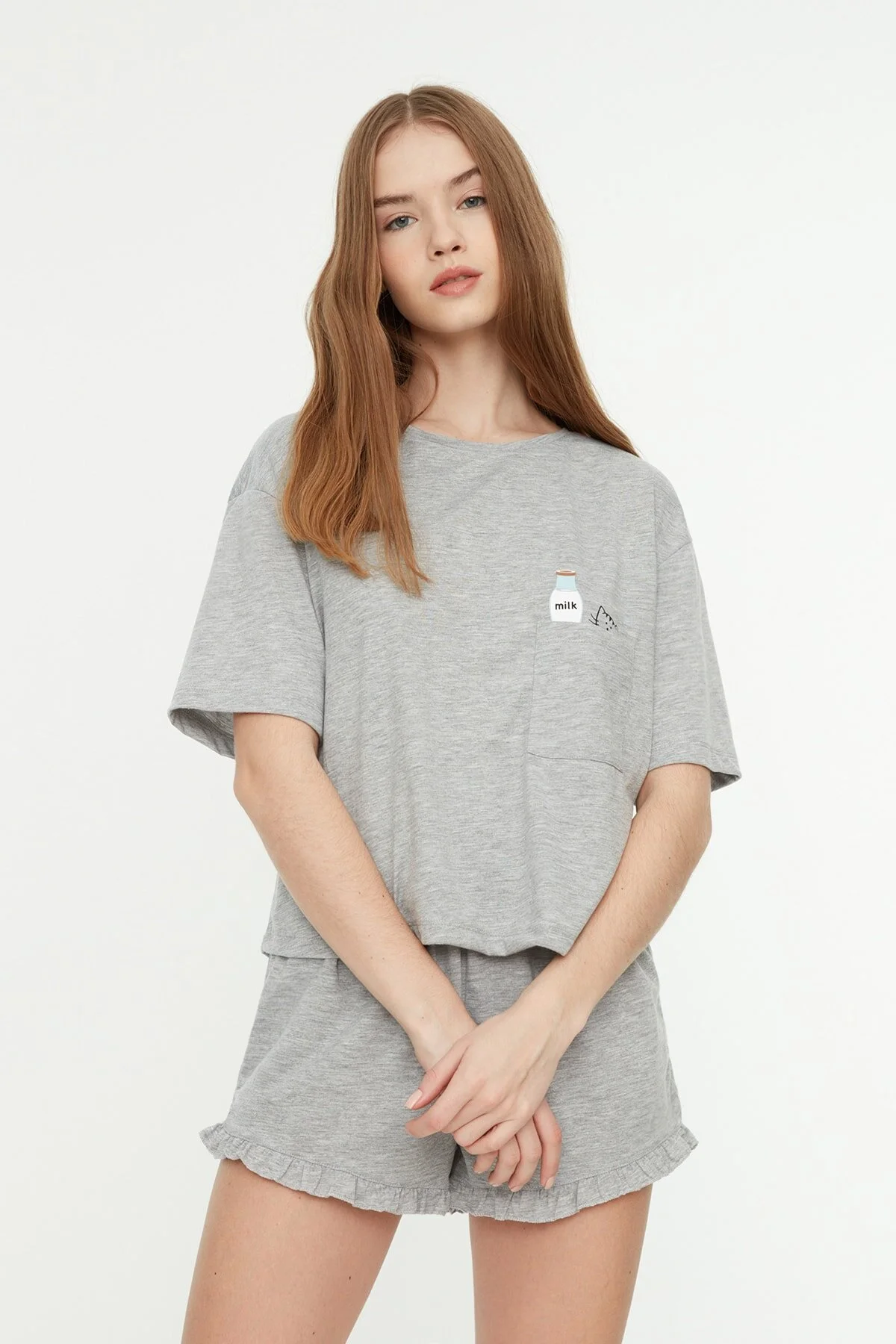 Trendyol Collection  Graues, bedrucktes T-Shirt-Shorts-Pyjama-Set aus gestrickter Baumwolle THMSS22PT0422