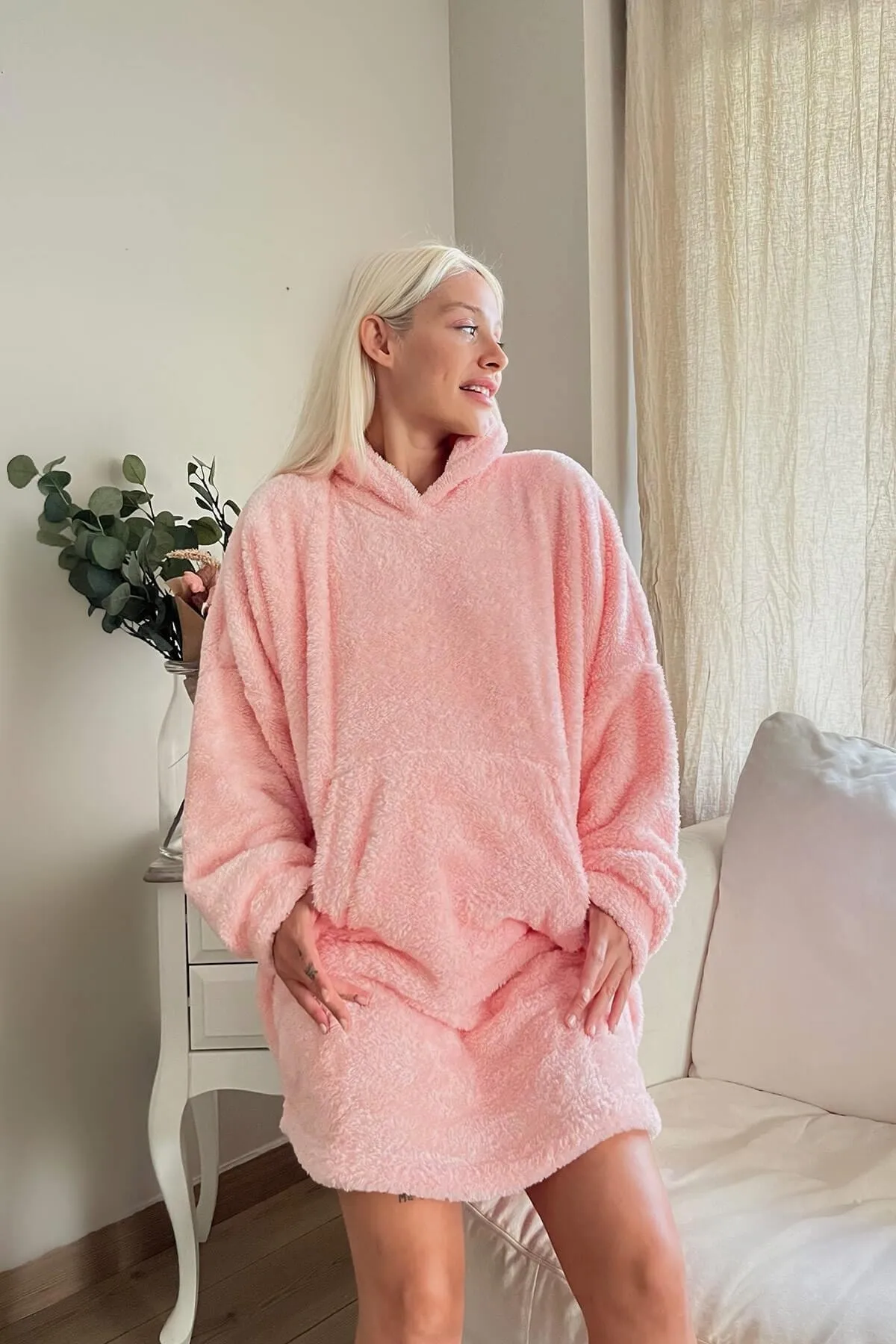 Pijamaevi  Lachsfarbener, übergroßer Sweat-Poncho-Pyjama mit Kapuze und vollem Plüsch