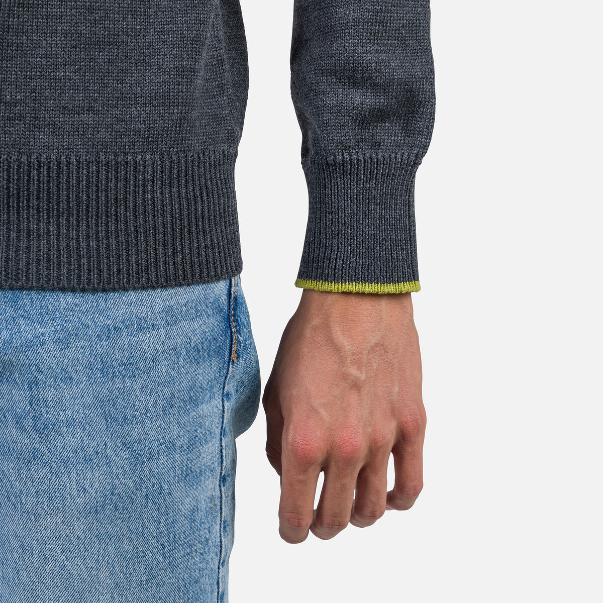 Gestreifter Herrenstrickpullover mit Rundhalsausschnitt