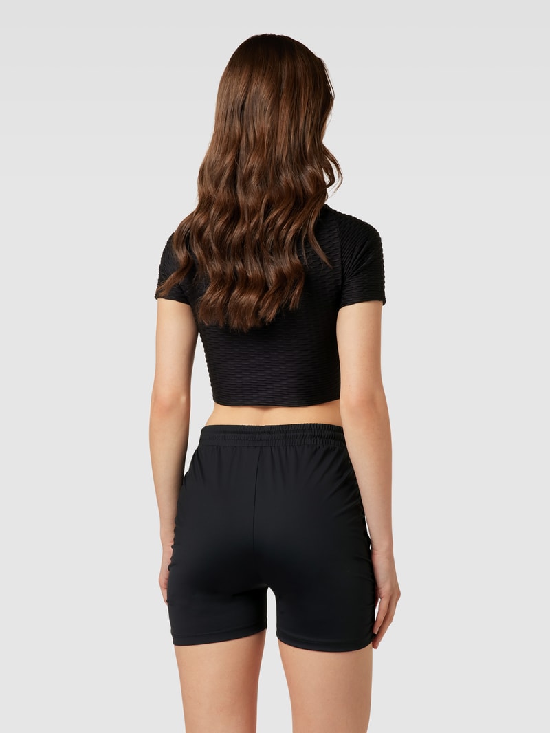 Crop Top mit Label-Detail Modell 'DELMA' in schwarz