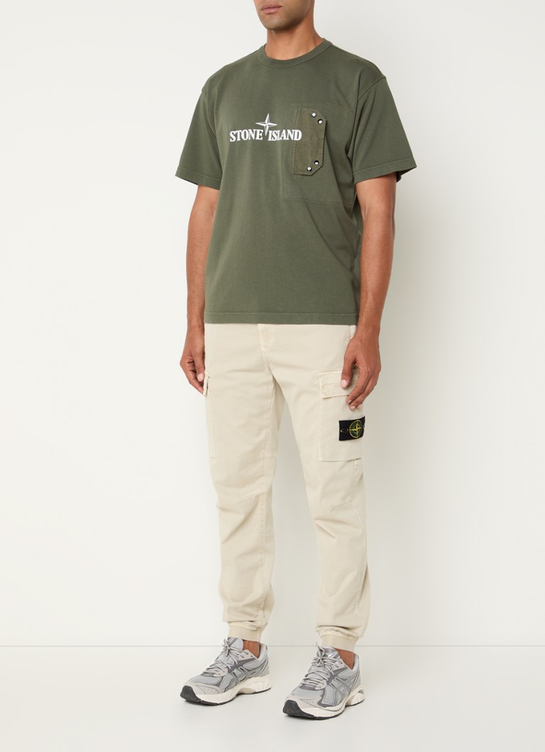 Tricou Stone Island 21079 cu logo imprimat și buzunar la piept.