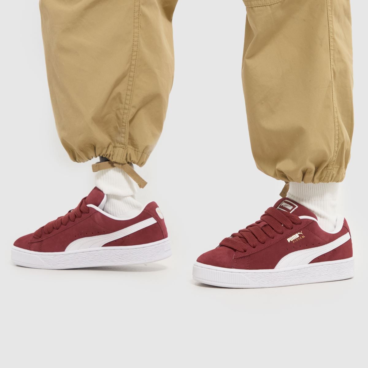 PUMA – XL-sneakers i mocka i vinröd