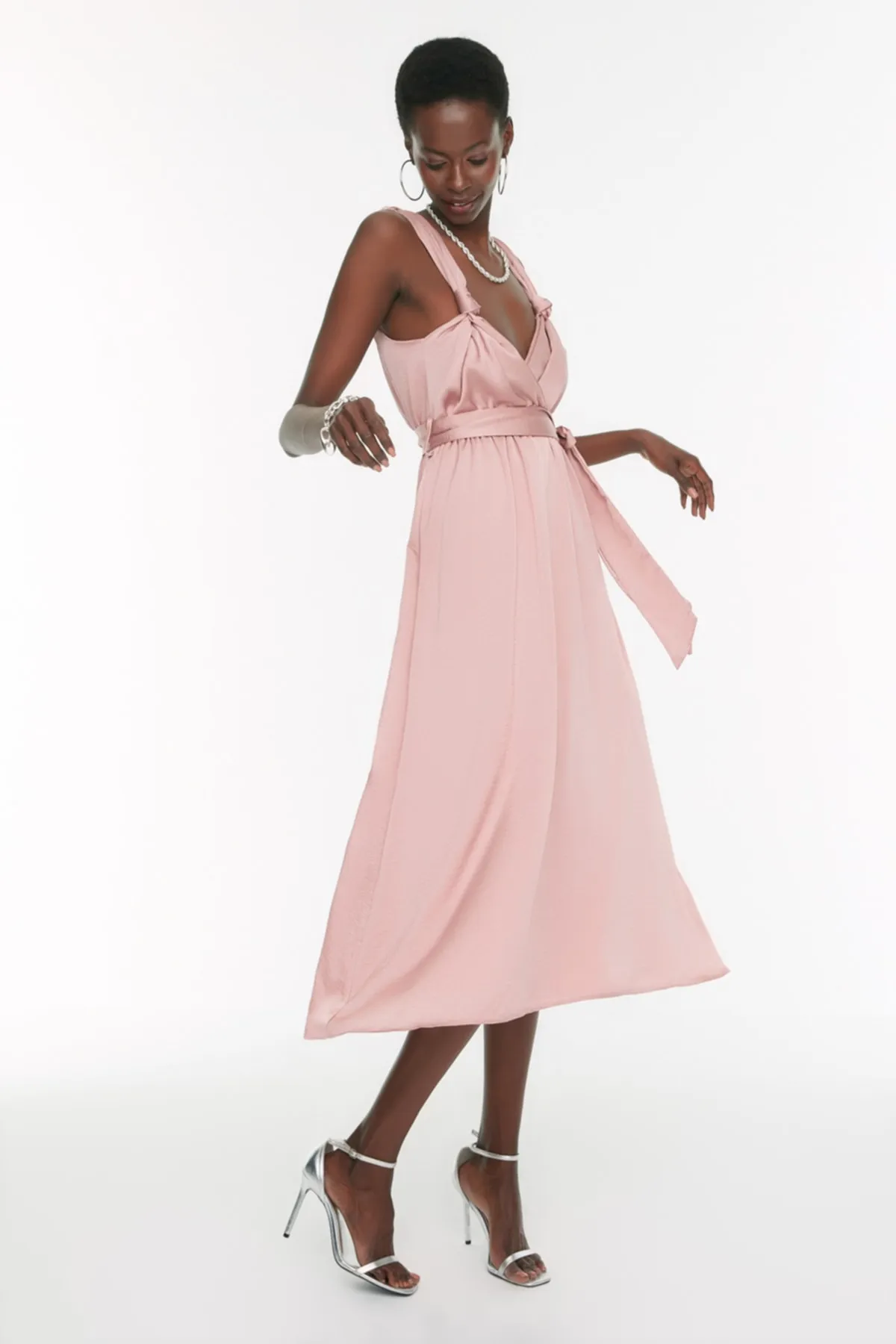 Trendyol Collection  Dusty Rose Abendkleid mit Schärpe und Details TPRSS19BB0283