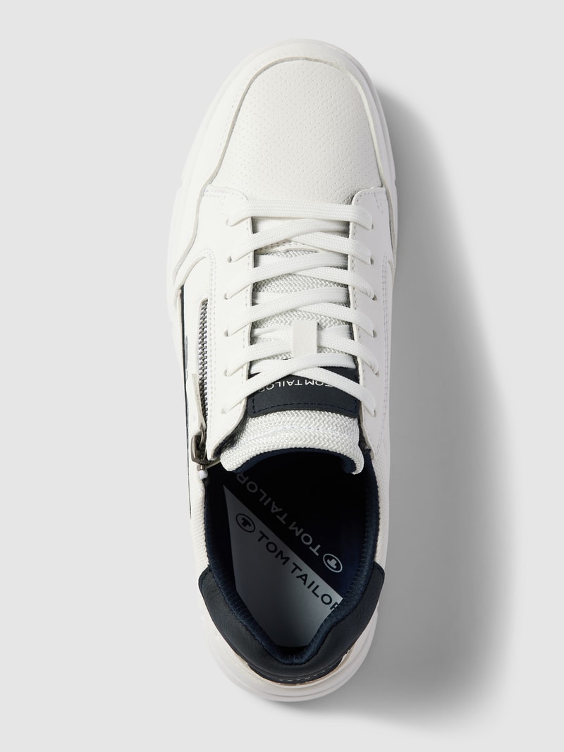 Sneaker mit Label-Details in weiß