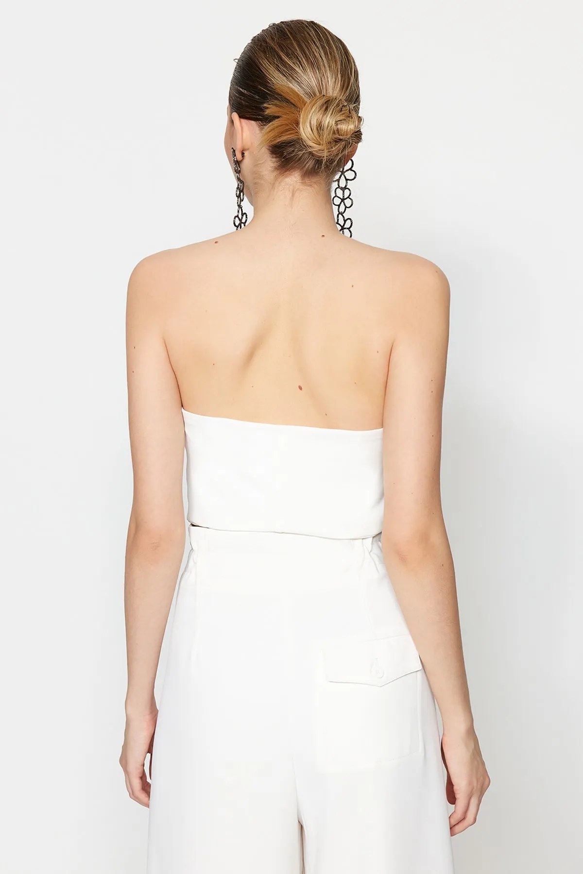 Trendyol Collection  Ecrufarbenes, bauchfreies, gefüttertes Bustier aus Webstoff TPRSS23BS00045