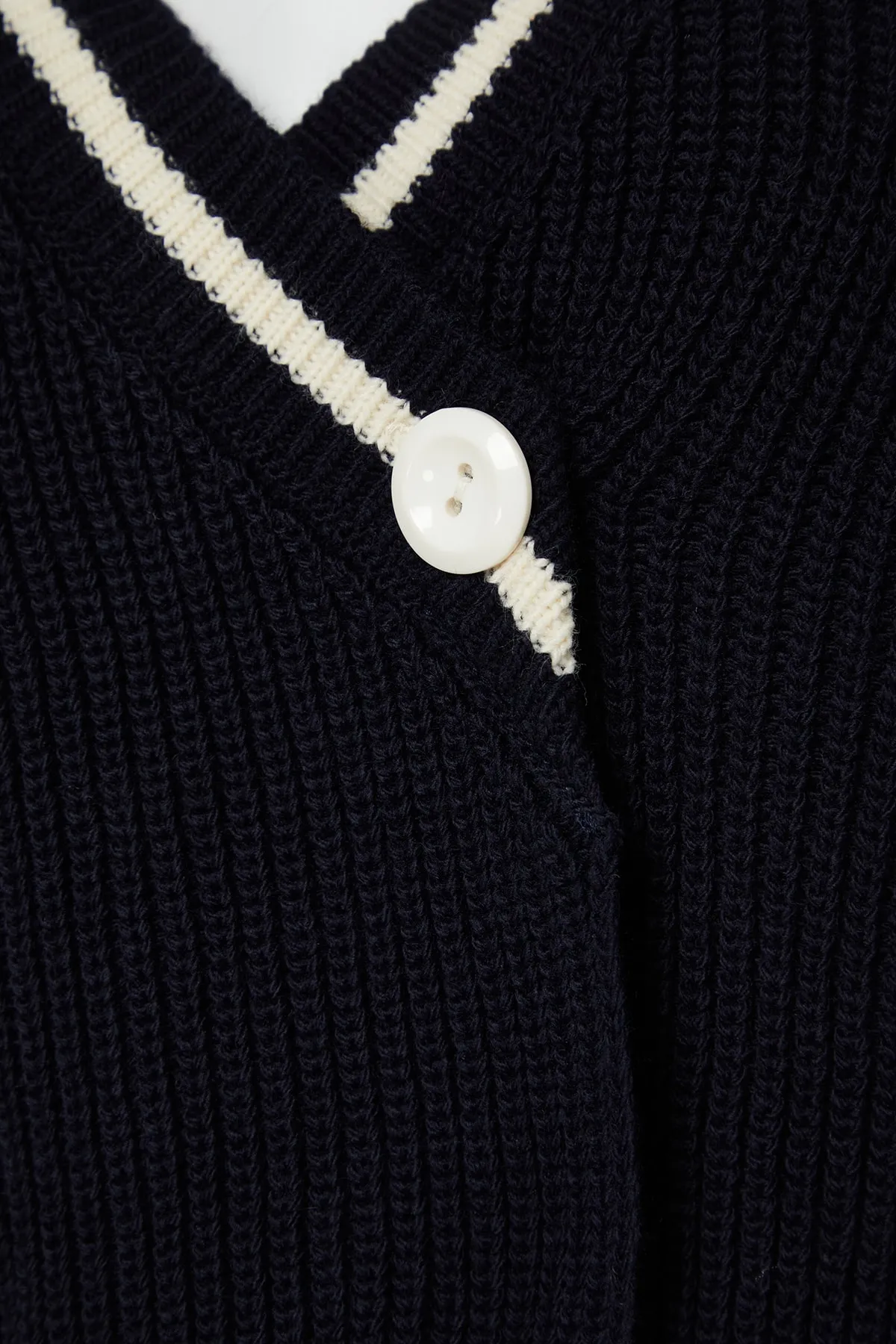 Trendyol Collection  Marineblaue, superkurze Strickjacke mit Farbblockdesign TWOAW23HI00366