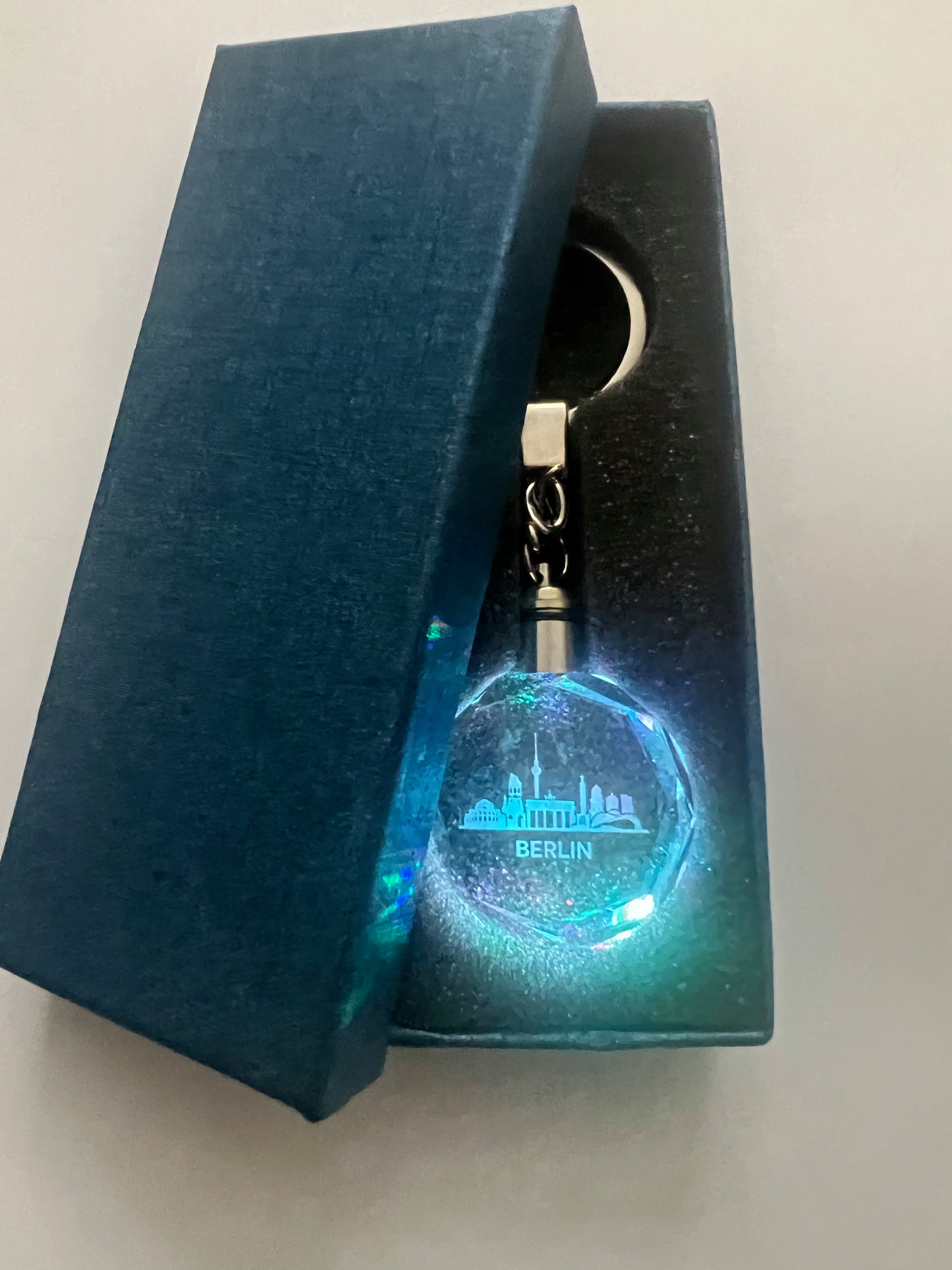 Stelby Schlüsselanhänger Berlin Schlüsselanhänger LED Multicolor mit Geschenkbox