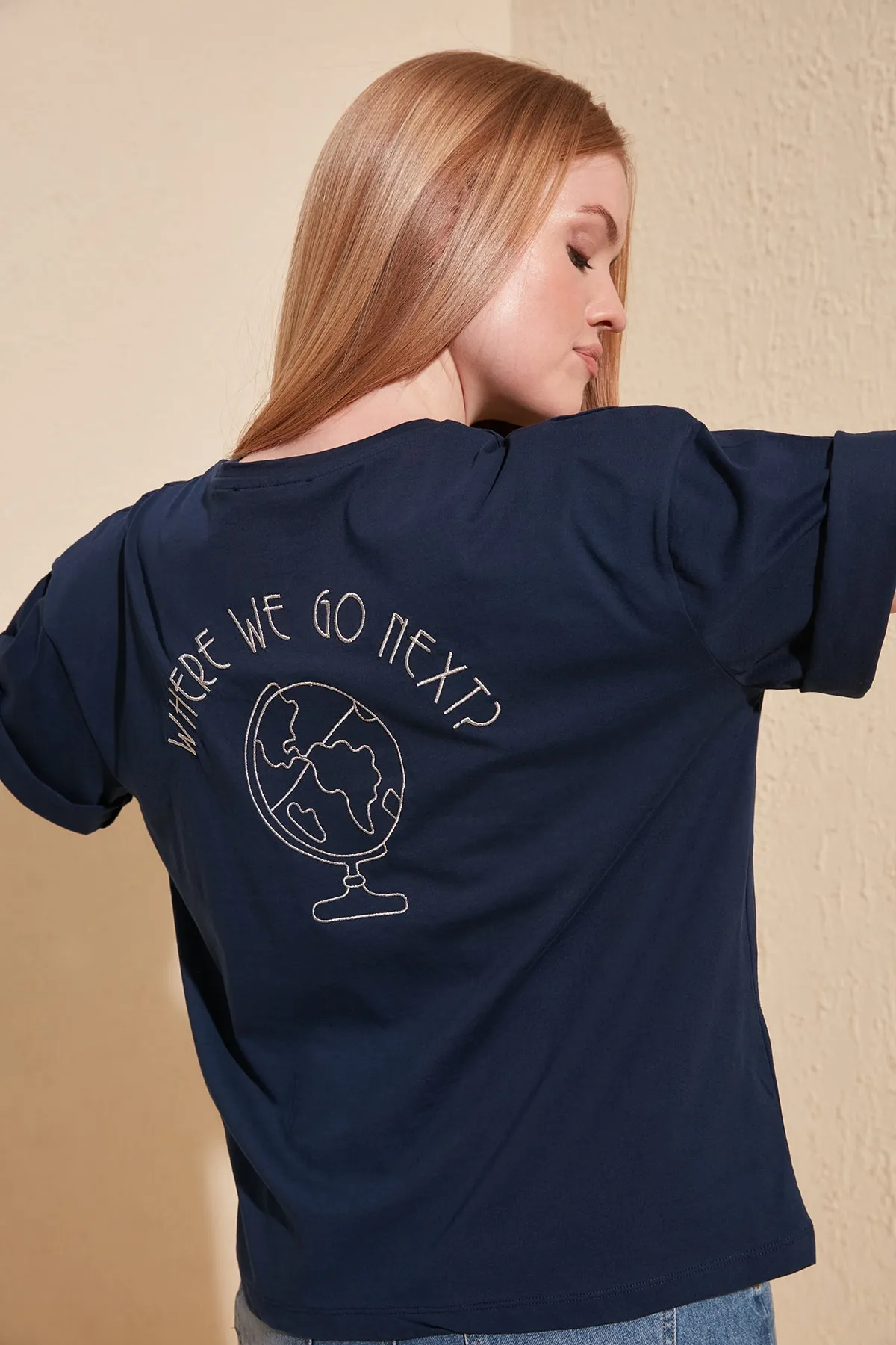Trendyol Collection  Marineblaues Strick-T-Shirt aus 100 % Baumwolle mit Stickerei auf der Rückseite, entspannter/weiter, entspannter Schnitt und Rundhalsausschnitt TWOSS20TS0121